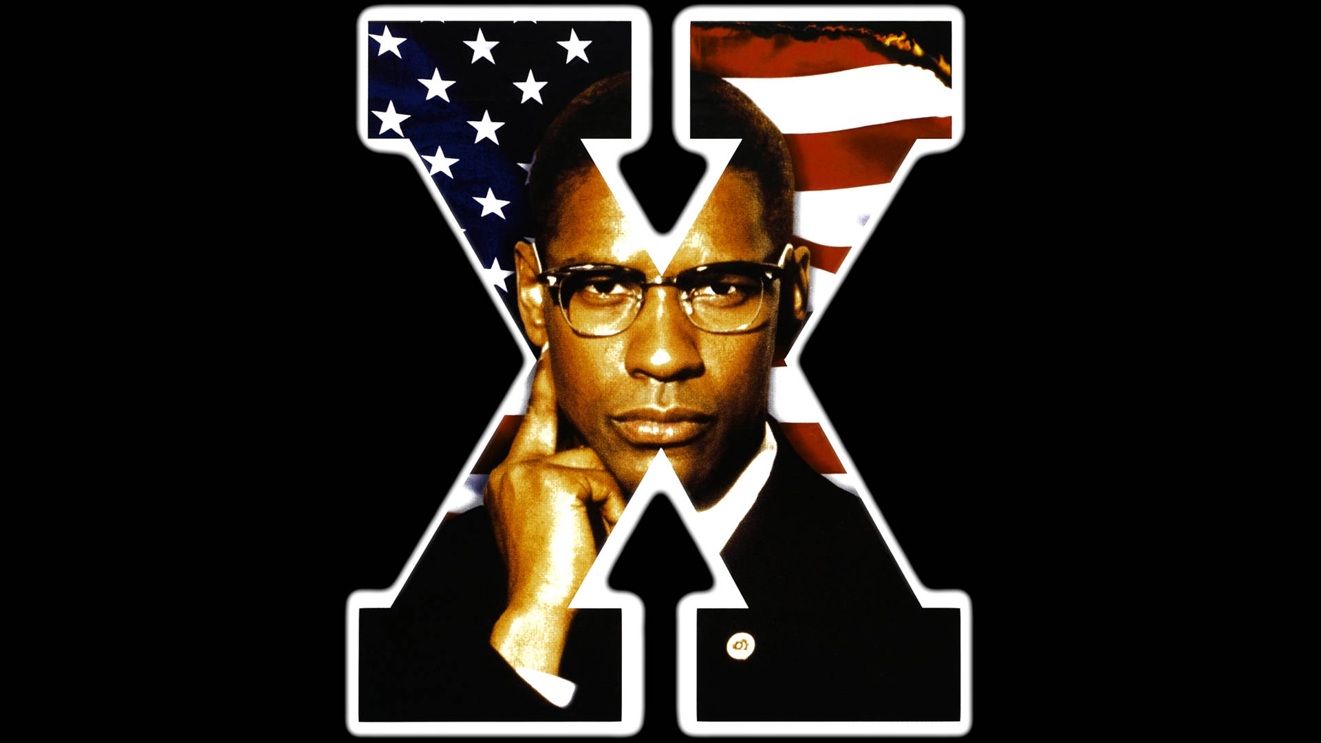 Denzel Washington 桌布 壁紙 — 一個戴眼鏡的男人被一個大型字母X框住，X的臂上有美國國旗圖案，背景為黑色。