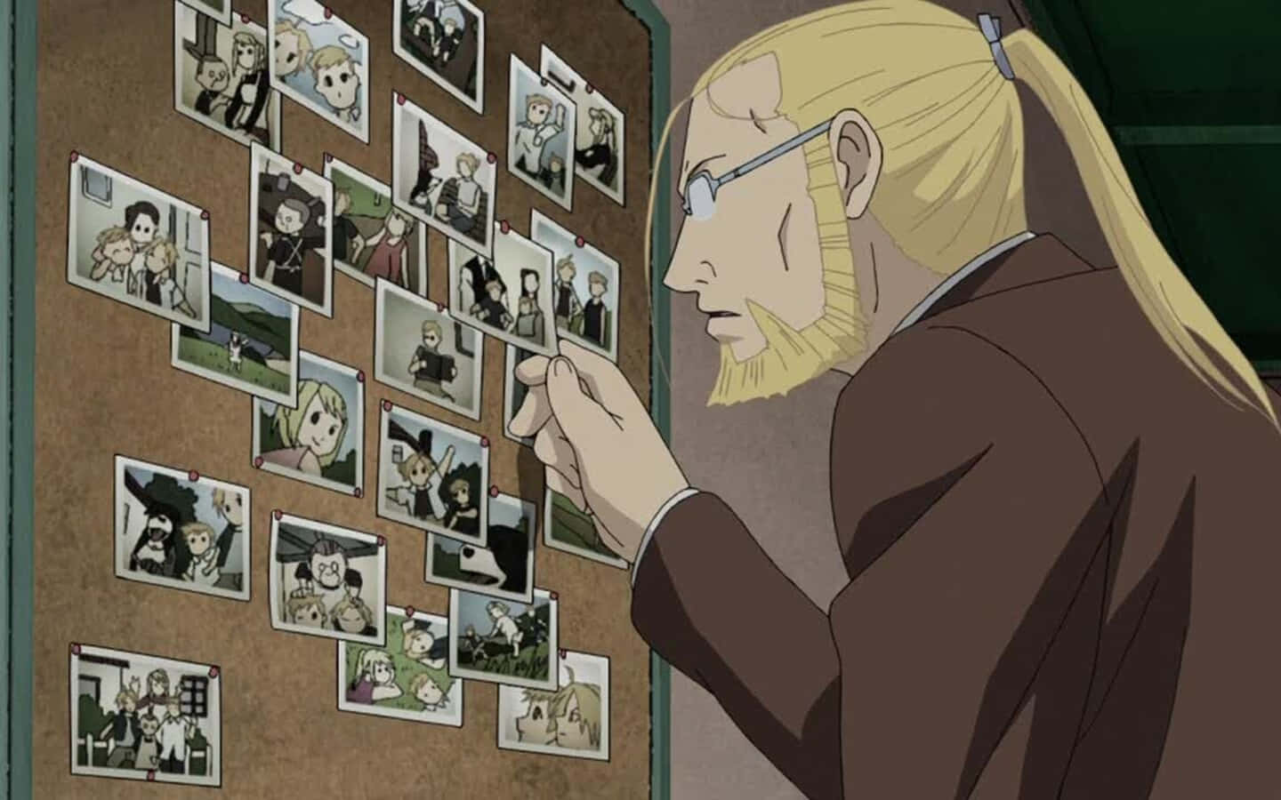 Van Hohenheim 桌布 壁紙 — 一個戴眼鏡的金髮動漫男子在昏暗的房間裡專注地研究釘在軟木板上的照片。