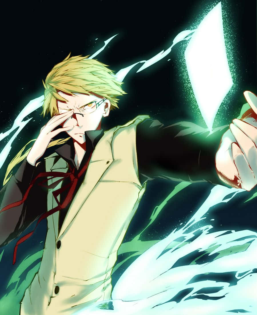 Kunikida 桌布 壁紙 — 一個戴眼鏡的金髮動漫男孩，身穿米色外套，在黑暗背景下專注地引導發光的綠色能量。