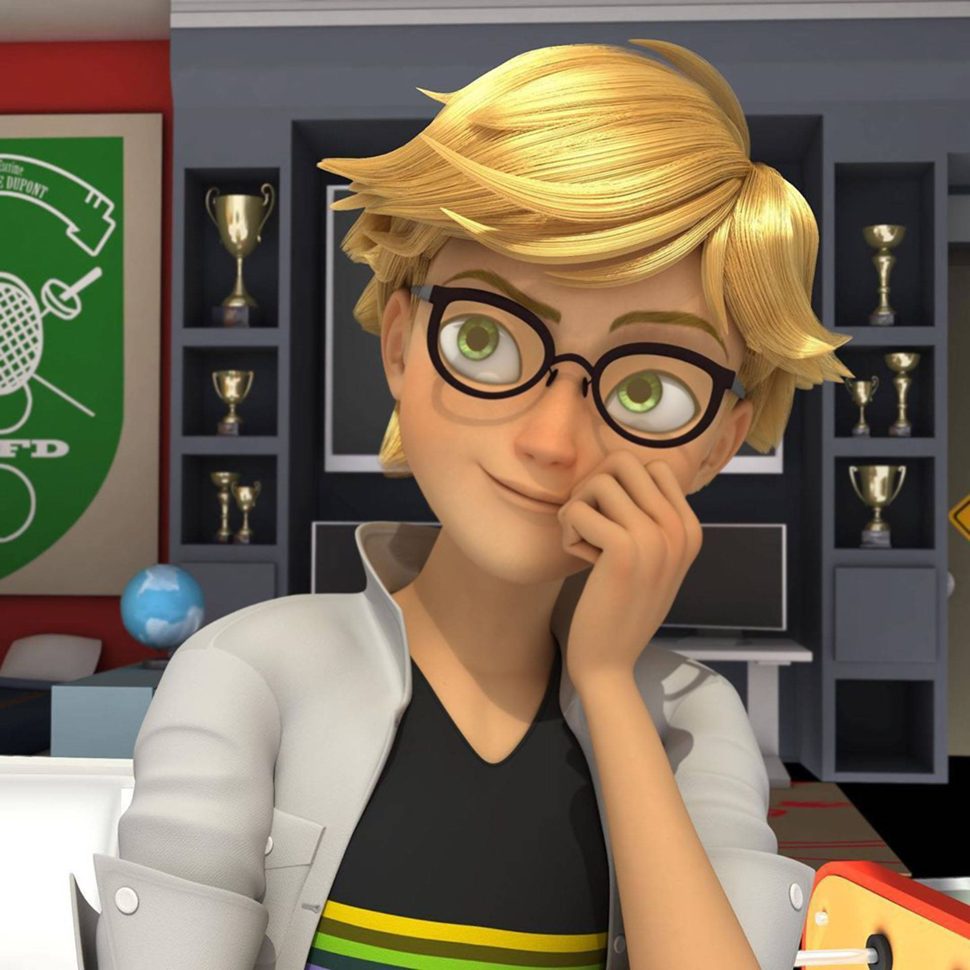 Adrien 桌布 壁紙 — 一個戴眼鏡的開心動畫金髮女孩，在一個擺滿獎盃的房間裡，托著下巴微笑。