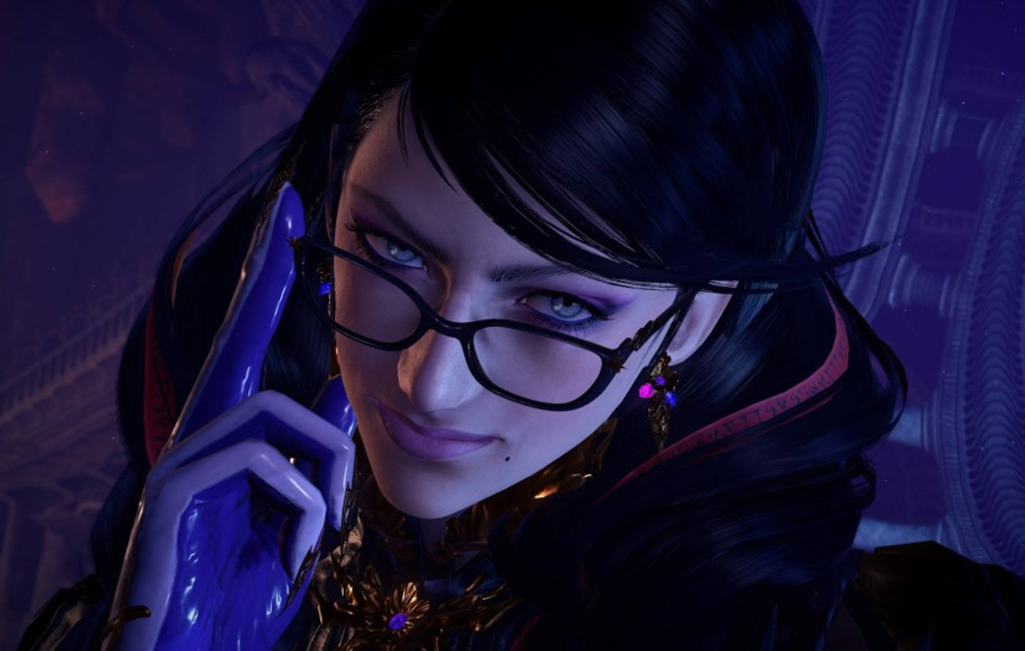 Bayonetta 桌布 壁紙 — 一個戴眼鏡的黑髮動漫女性在紫色燈光的房間裡拿著發光藍色電話的特寫。