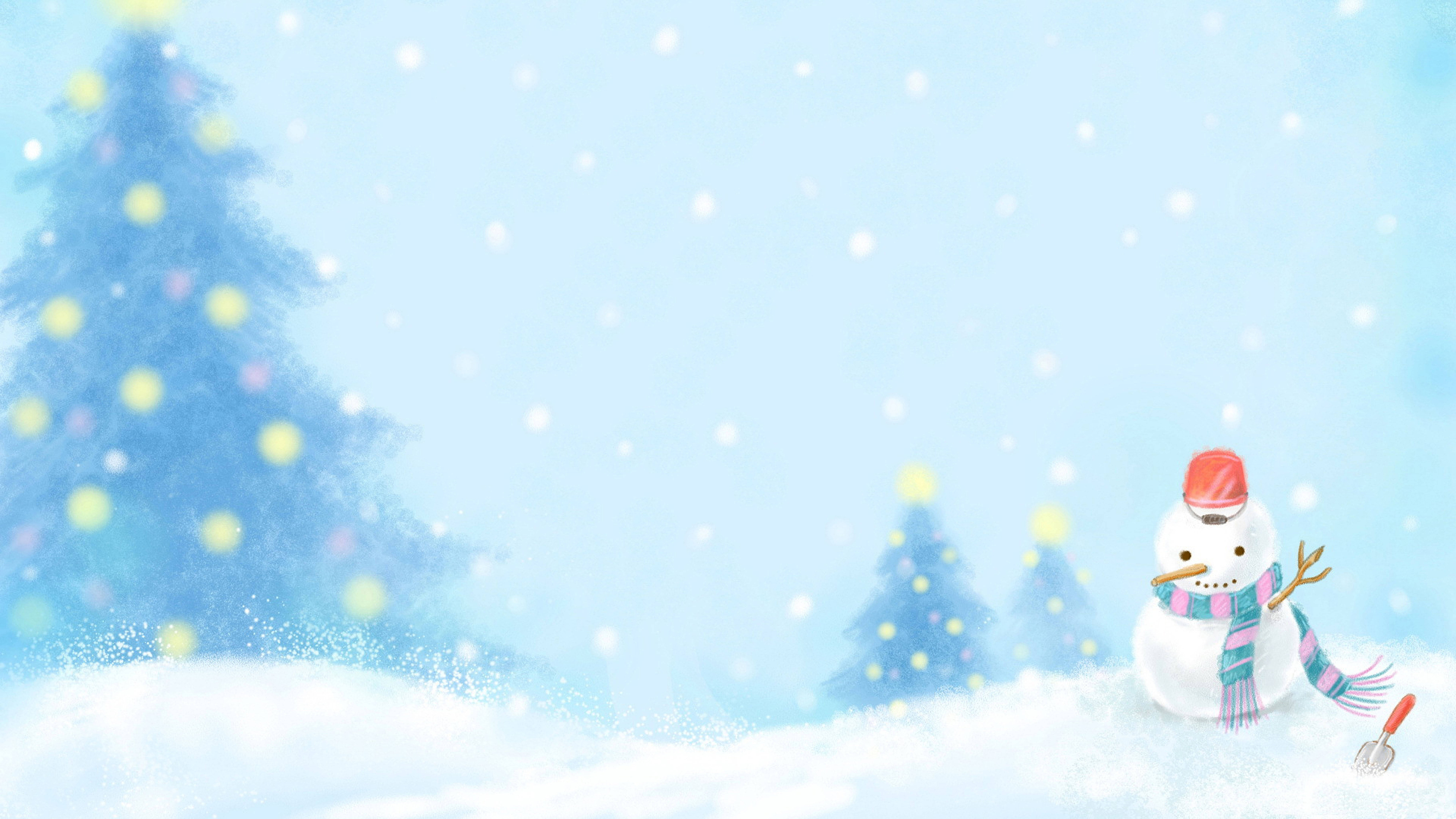 8K 聖誕節 桌布 壁紙 — 一個戴紅帽和條紋圍巾的快樂雪人站在雪地上，旁邊是裝飾過的松樹，雪花飄落。