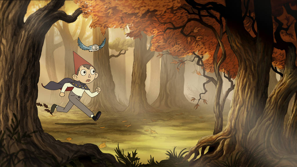 over the garden wall 桌布 壁紙 — 一個戴紅帽的卡通男孩跑過迷霧秋林，一隻藍鳥在他旁邊飛翔。