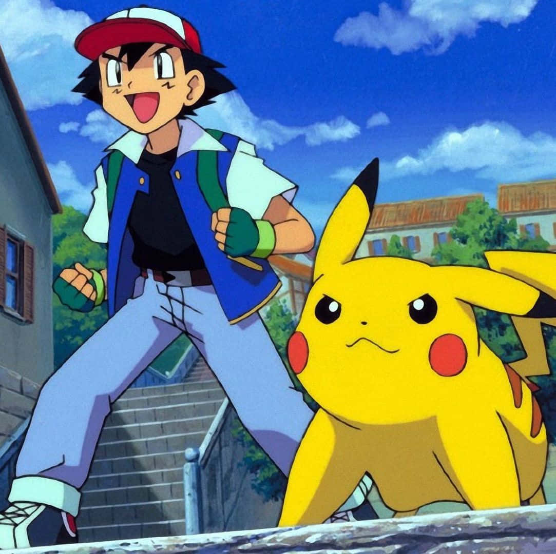 Ash And Pikachu 桌布 壁紙 — 一個戴紅帽的開朗動畫男孩，在明亮的藍天下與他的黃色電氣鼠寶可夢皮卡丘一起跑上樓梯。