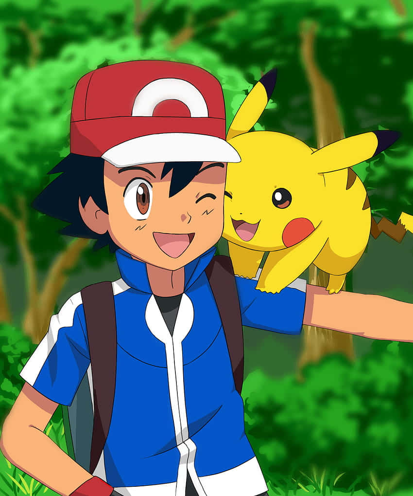 Ash And Pikachu 桌布 壁紙 — 一個戴紅帽的開朗動畫男孩微笑著，他的黃色皮卡丘棲息在肩上，身處翠綠茂密的森林中。