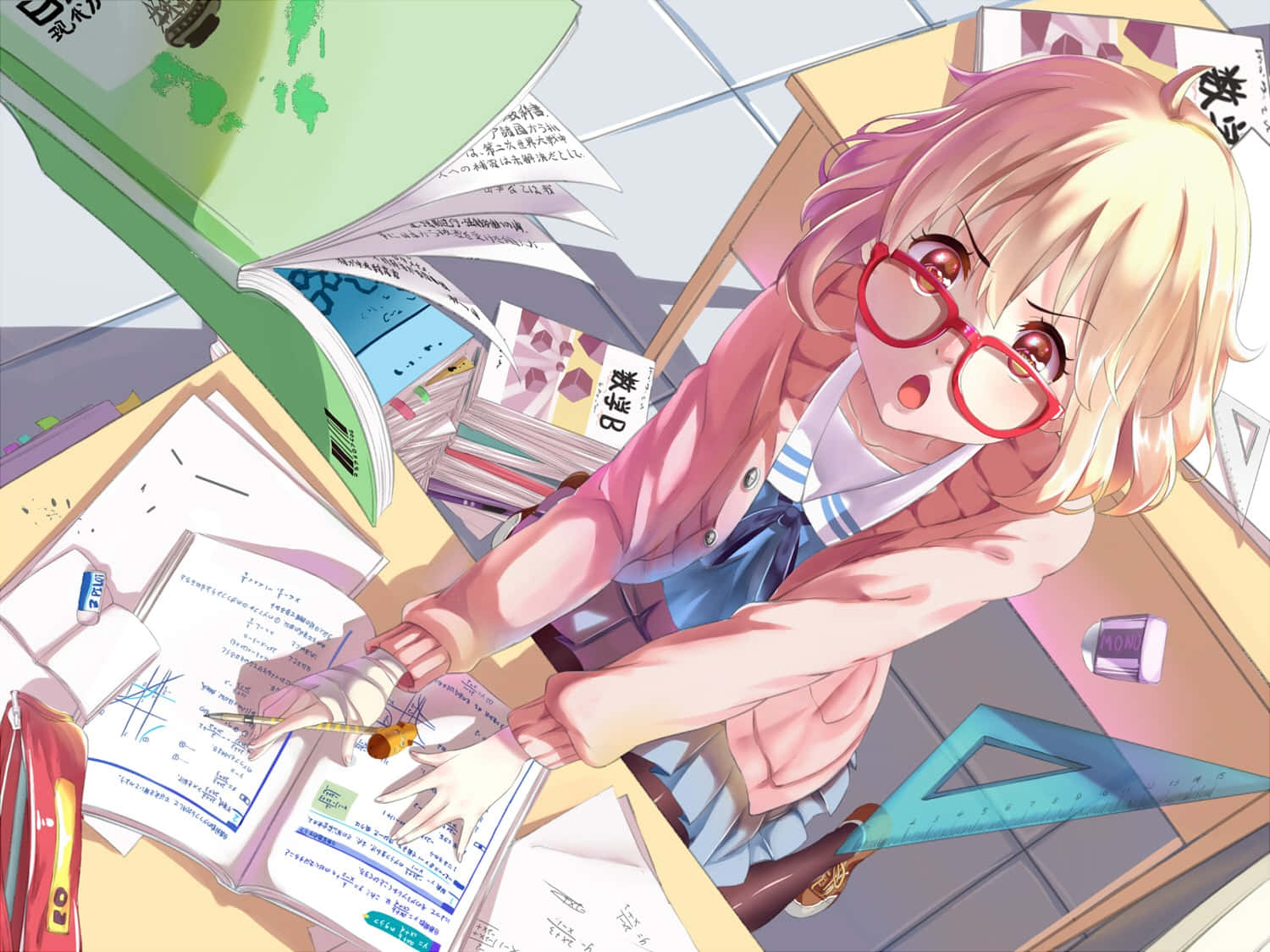 Mirai 桌布 壁紙 — 一個戴紅色眼鏡的驚訝動漫女孩，俯身在一張堆滿數學書和紙張的凌亂書桌上。