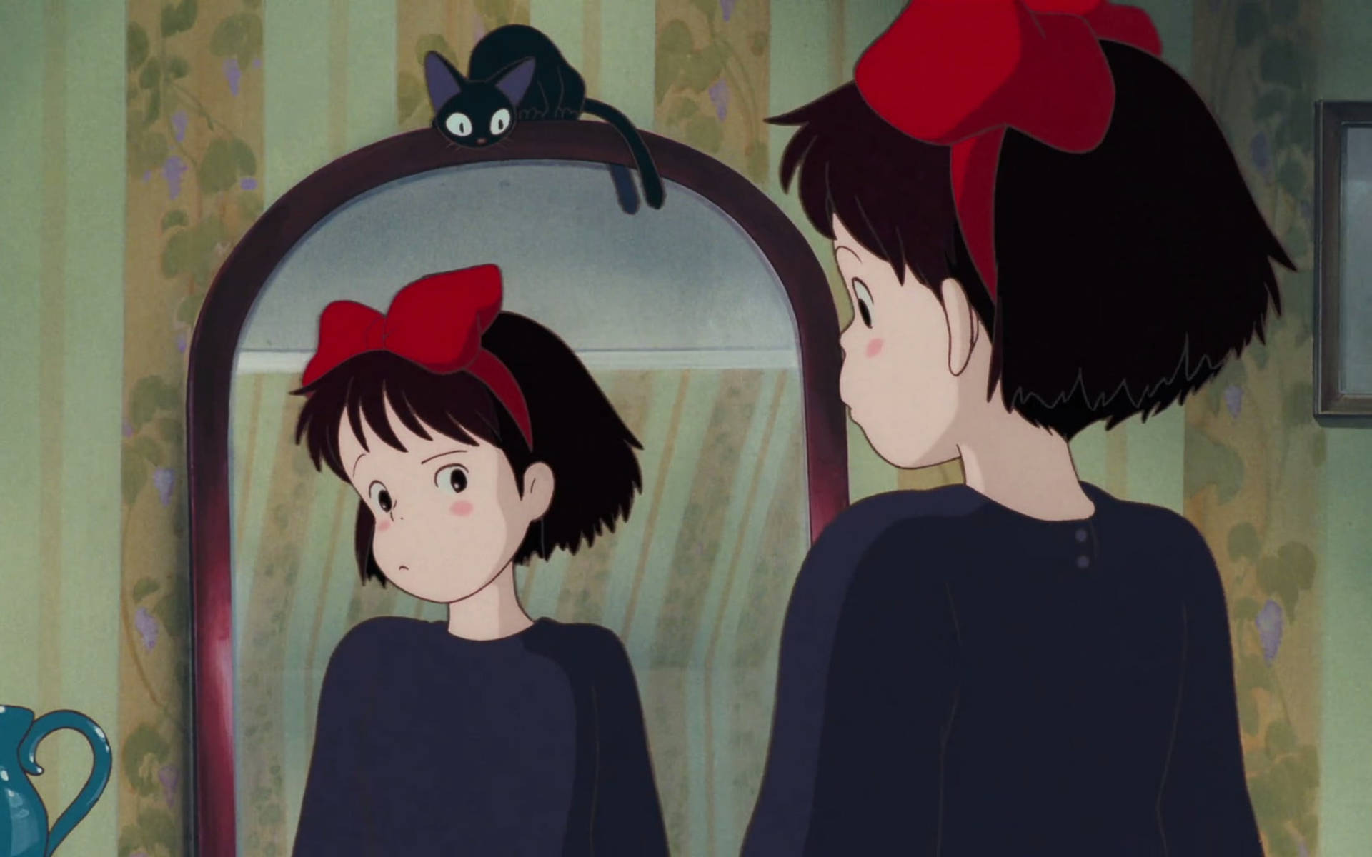 紅蝴蝶結女孩看著鏡子，黑貓坐在鏡框上。 — 吉卜力工作室 GIF 壁紙