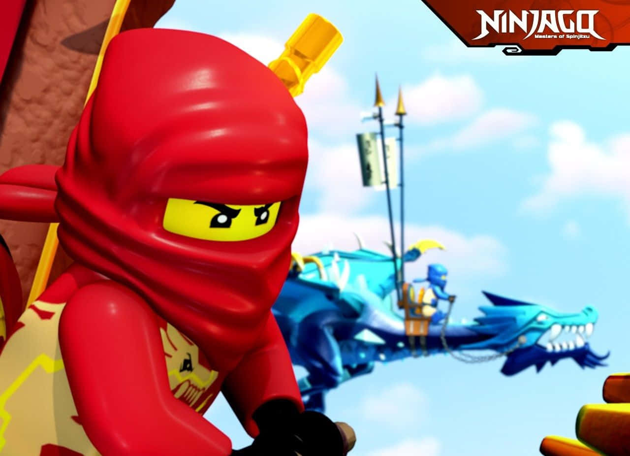 Ninjago 桌布 壁紙 — 一個戴紅色面具的LEGO忍者站在前景，背景中有一條藍色龍和騎手，天空明亮。