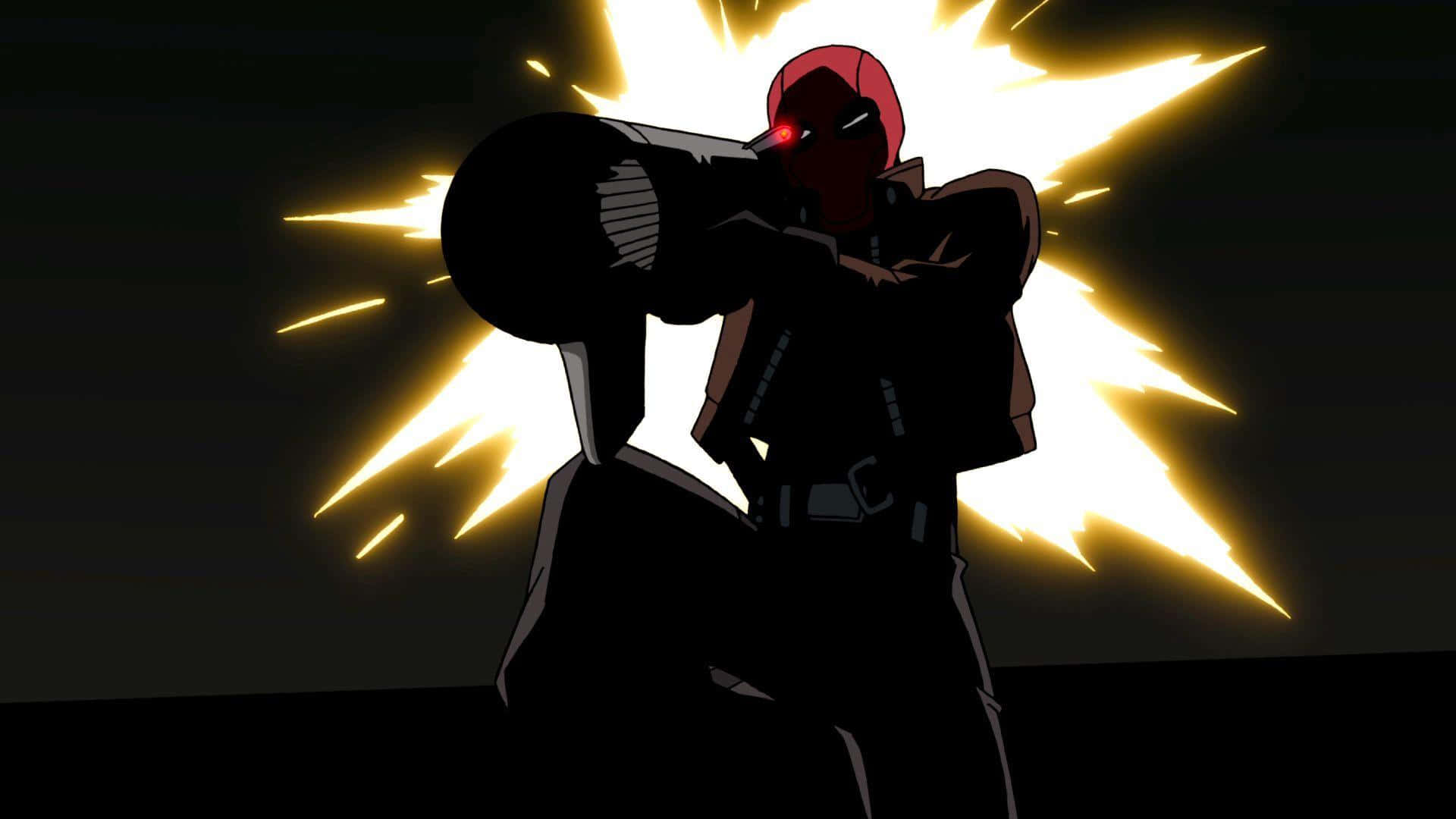 Batman Under The Red Hood 桌布 壁紙 — 一個戴紅色面具的動漫角色在黑暗背景下瞄準一把大型武器，伴隨著爆炸性的黃色能量爆發。