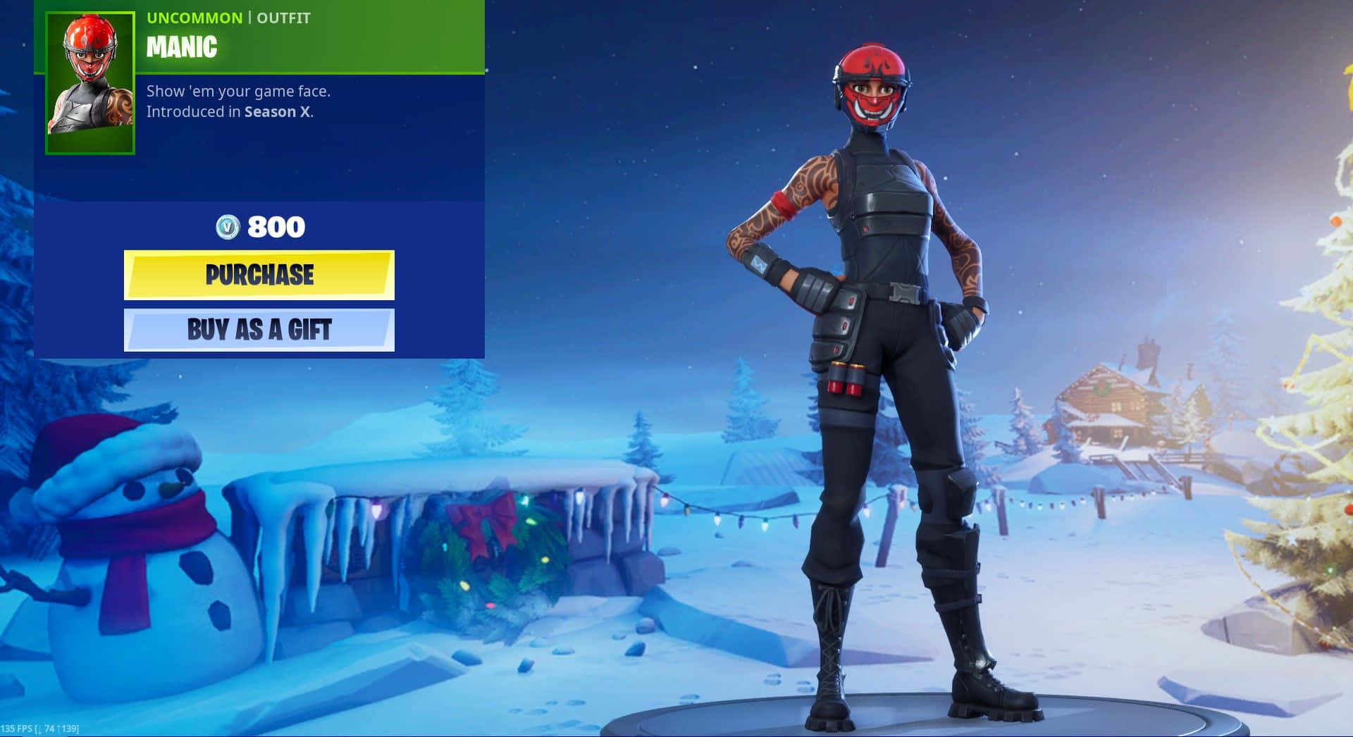 冬天 桌布 壁紙 — 一個戴紅色頭盔、身穿黑色服裝的 Fortnite 角色，站在一個有雪人和裝飾樹的雪地冬季場景中。