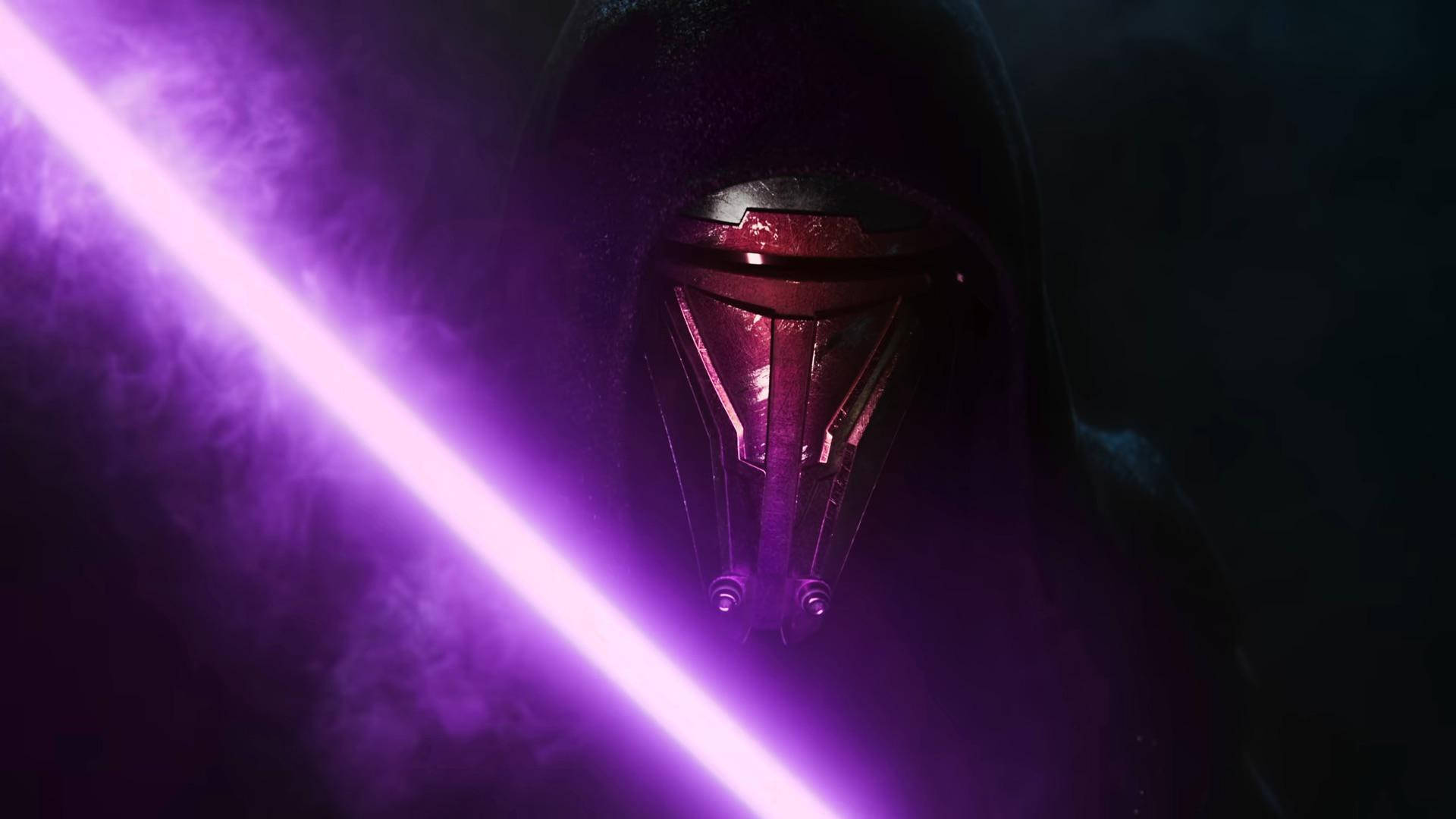 Lightsaber 桌布 壁紙 — 一個戴紅色頭盔的披風人物在黑暗煙霧背景下揮舞著發光的紫色光劍。