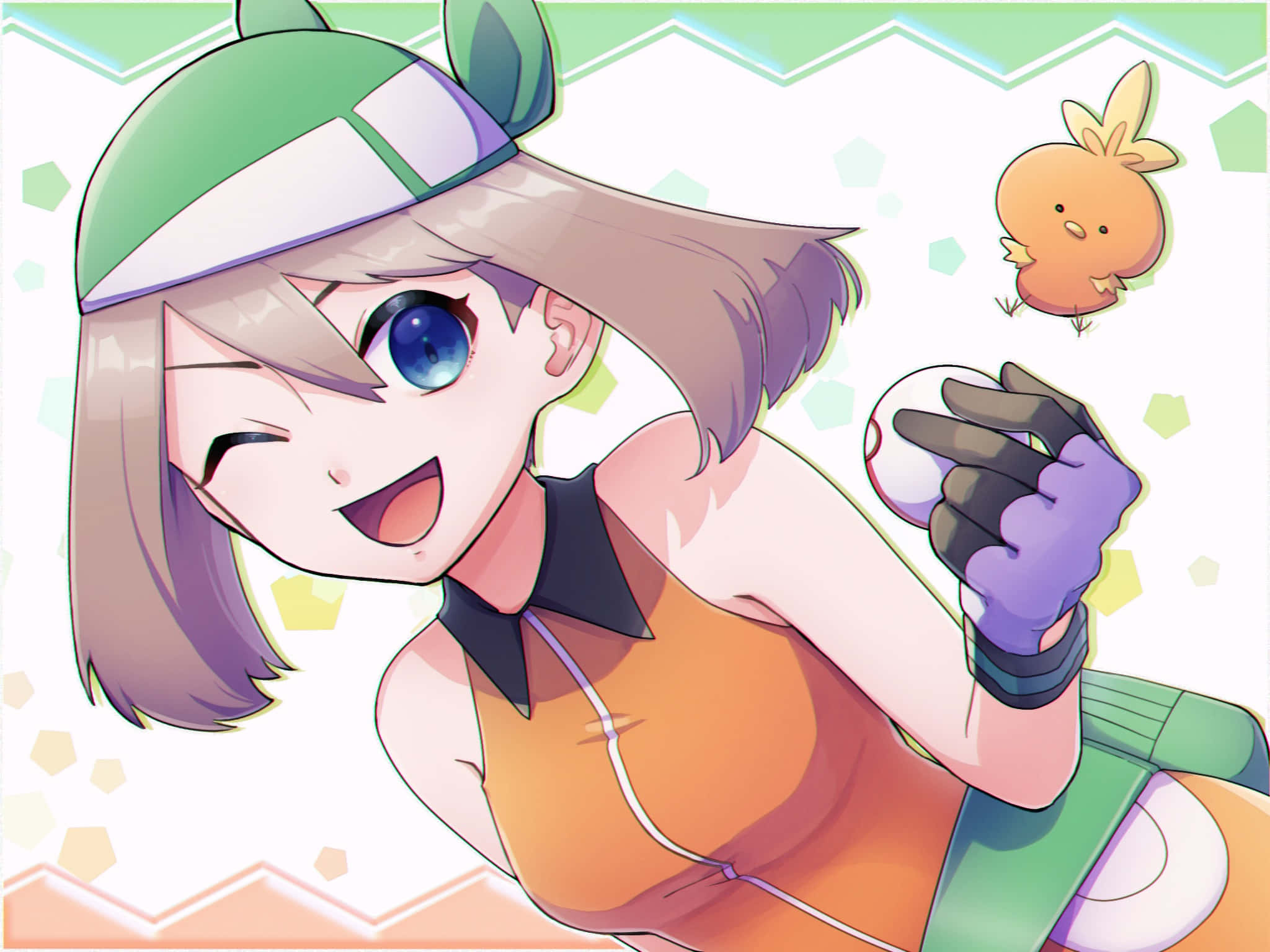 Pokemon Fan Art 桌布 壁紙 — 一個戴綠色帽子、穿橙色上衣的開心動漫女孩，一邊拿著寶可夢球一邊眨眼，旁邊有一隻橙色小鳥漂浮著。