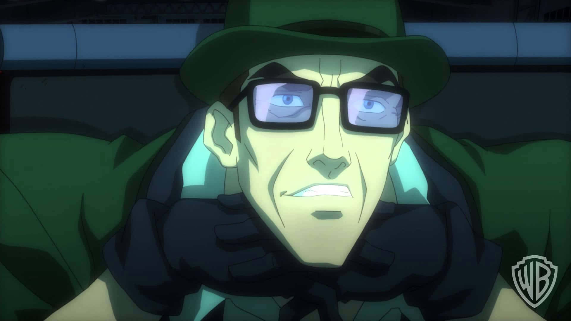 Batman Assault On Arkham 桌布 壁紙 — 一個戴綠色帽子和眼鏡、表情嚴肅的動畫角色在昏暗環境中的特寫。