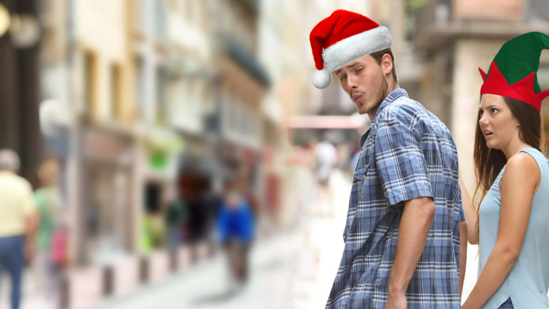 Teams Christmas 桌布 壁紙 — 一個戴聖誕帽的男人在繁忙的城市街道上，將視線從一個戴精靈帽的女人身上移開。