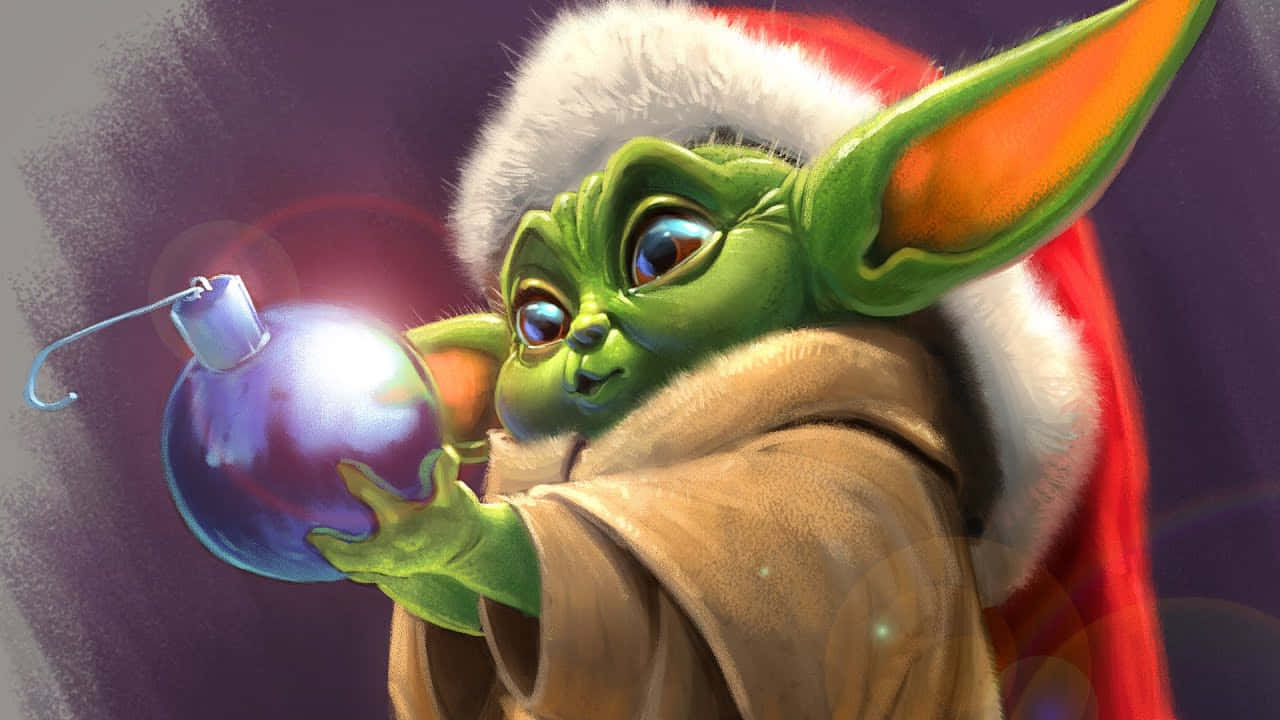 Baby Yoda Aesthetic 桌布 壁紙 — 一個戴聖誕帽的綠色幼兒，手持發光紫色裝飾品，眼睛明亮，表情喜悅。