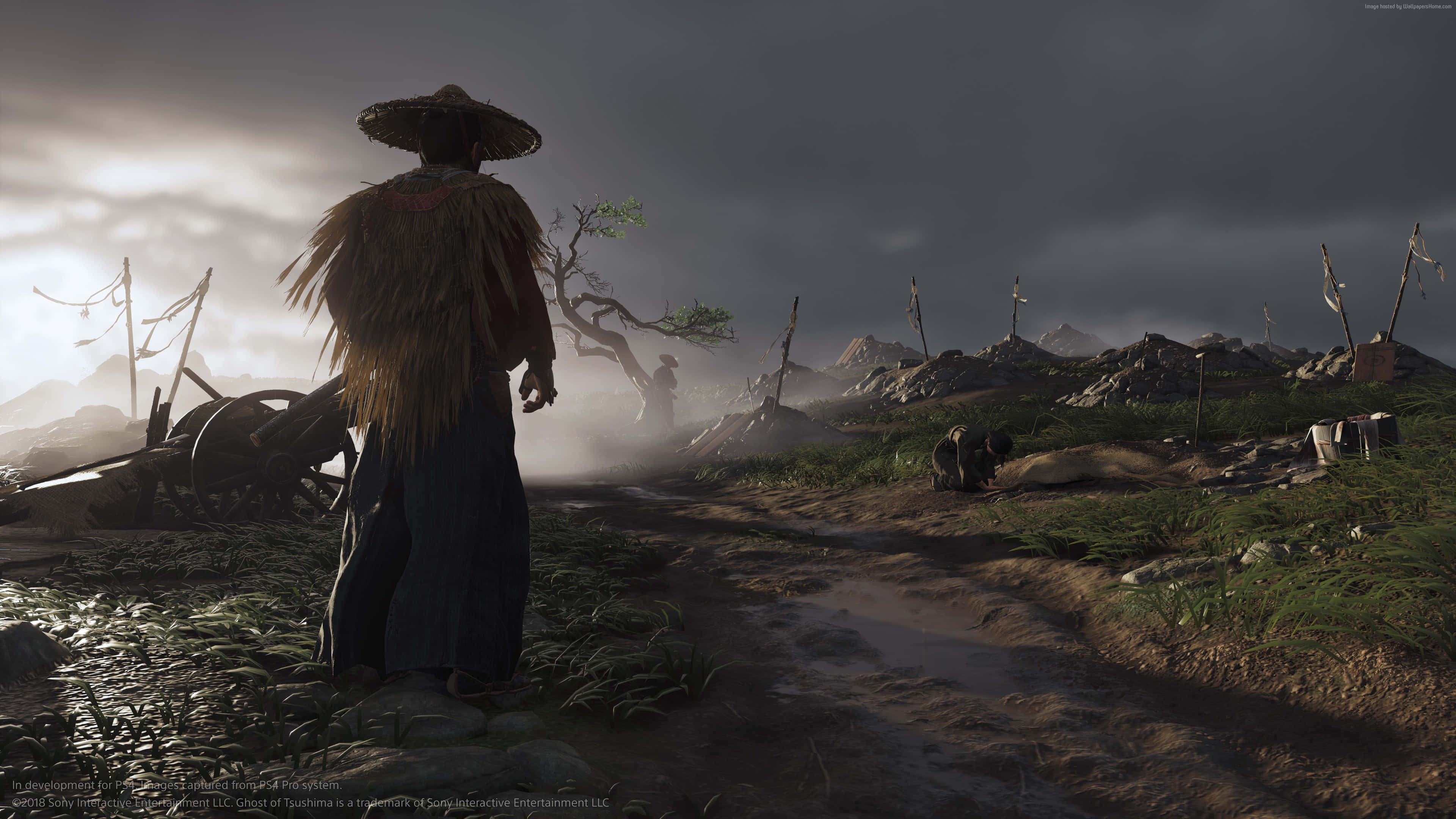 電玩遊戲 桌布 壁紙 — 一個戴草帽的孤獨身影在黎明時分站在霧氣瀰漫的戰場上，破碎的馬車和遠山在暴風雨的天空下。