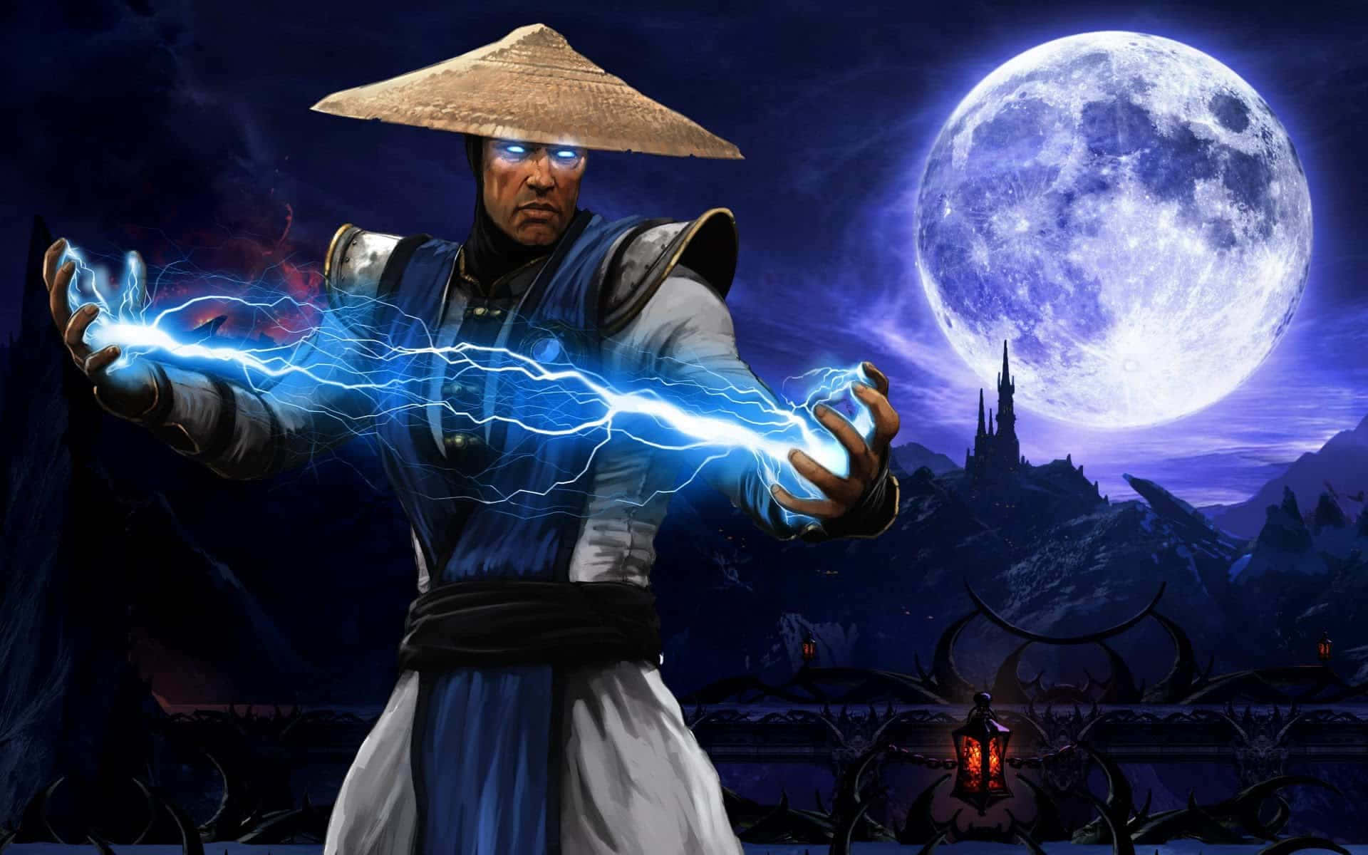 Mortal Kombat Raiden 桌布 壁紙 — 一個戴草帽的戰士在黑暗城堡上方的巨大月亮下，在雙手之間引導藍色閃電。
