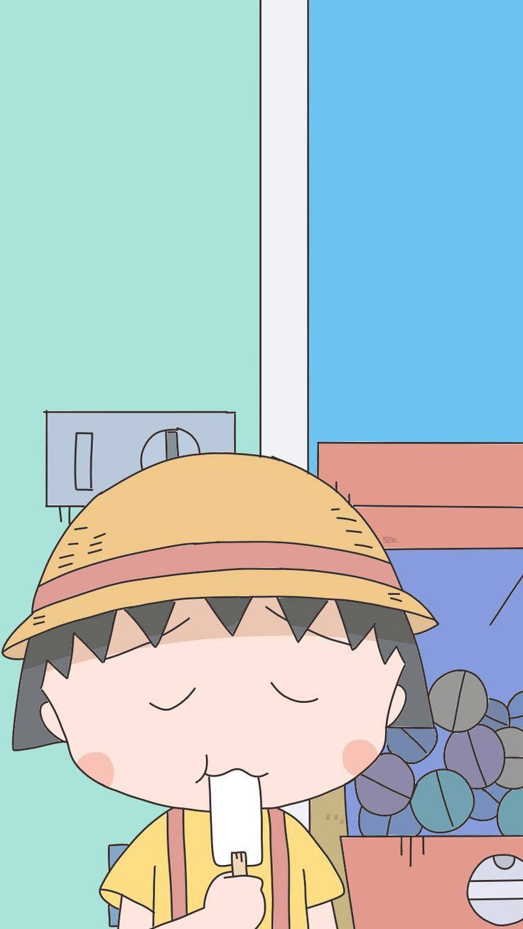 Chibi Maruko Chan 桌布 壁紙 — 一個戴草帽的開心動畫小孩在室內近彩色自動販賣機處高興地吃著白色冰棒。