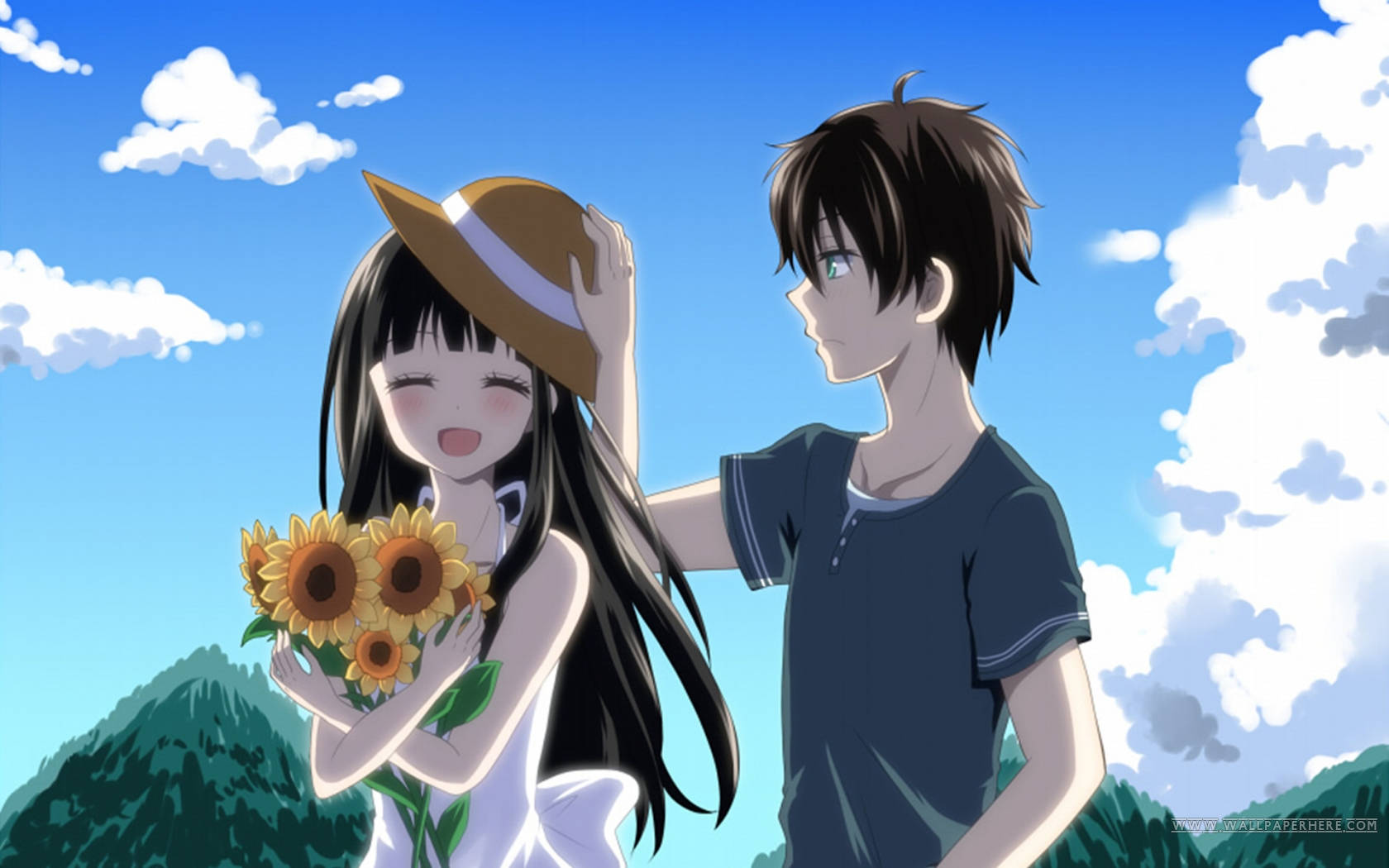 Oreki Houtarou 桌布 壁紙 — 一個戴草帽的開朗動畫女孩拿著向日葵，一個男孩輕輕觸摸她的頭，背景是晴朗的藍天和蓬鬆的白雲。