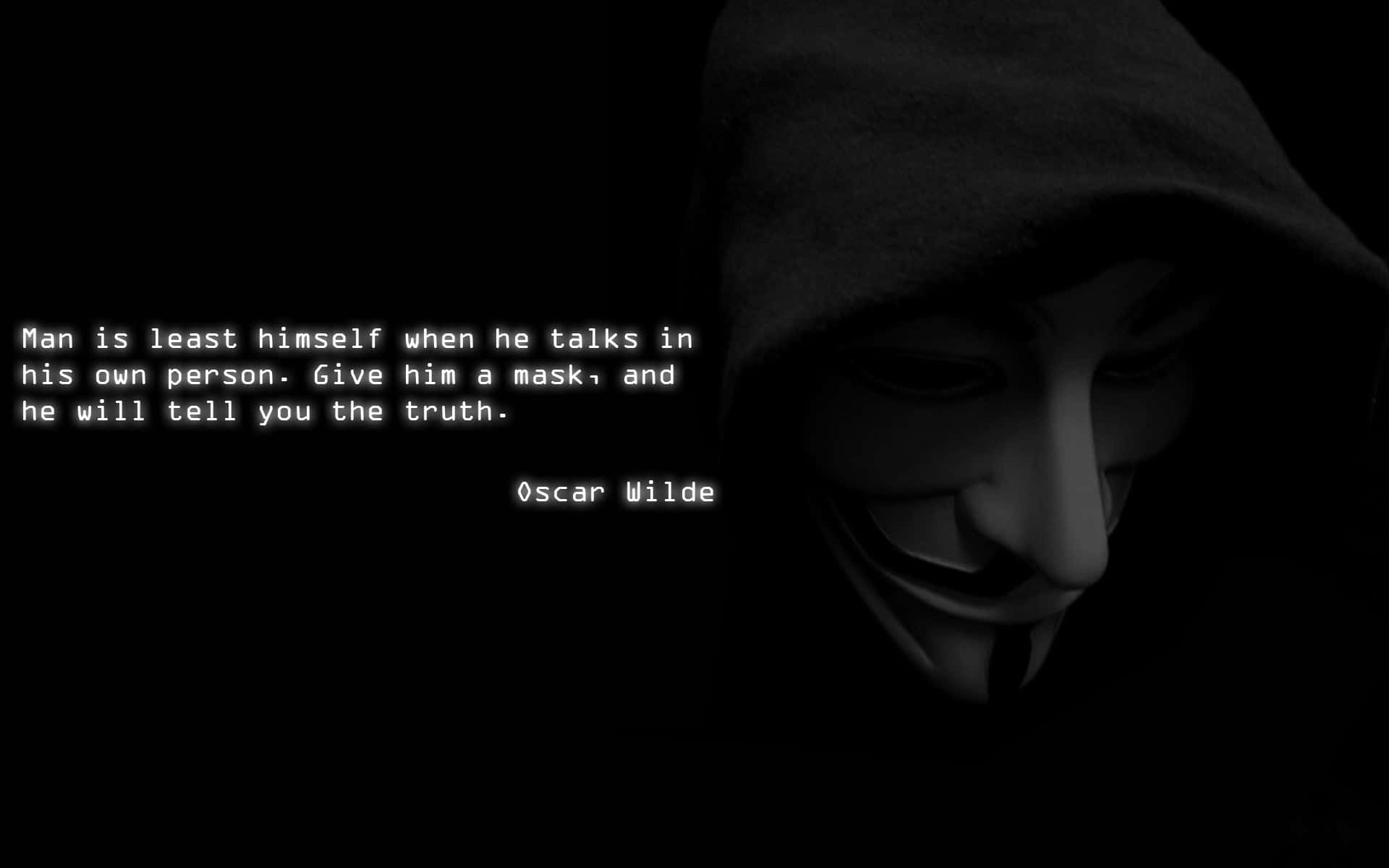 匿名 桌布 壁紙 — 一個戴著 Guy Fawkes 面具的陰暗人物，在黑色背景上微弱發光，並附有 Oscar Wilde 的白色文字引言。