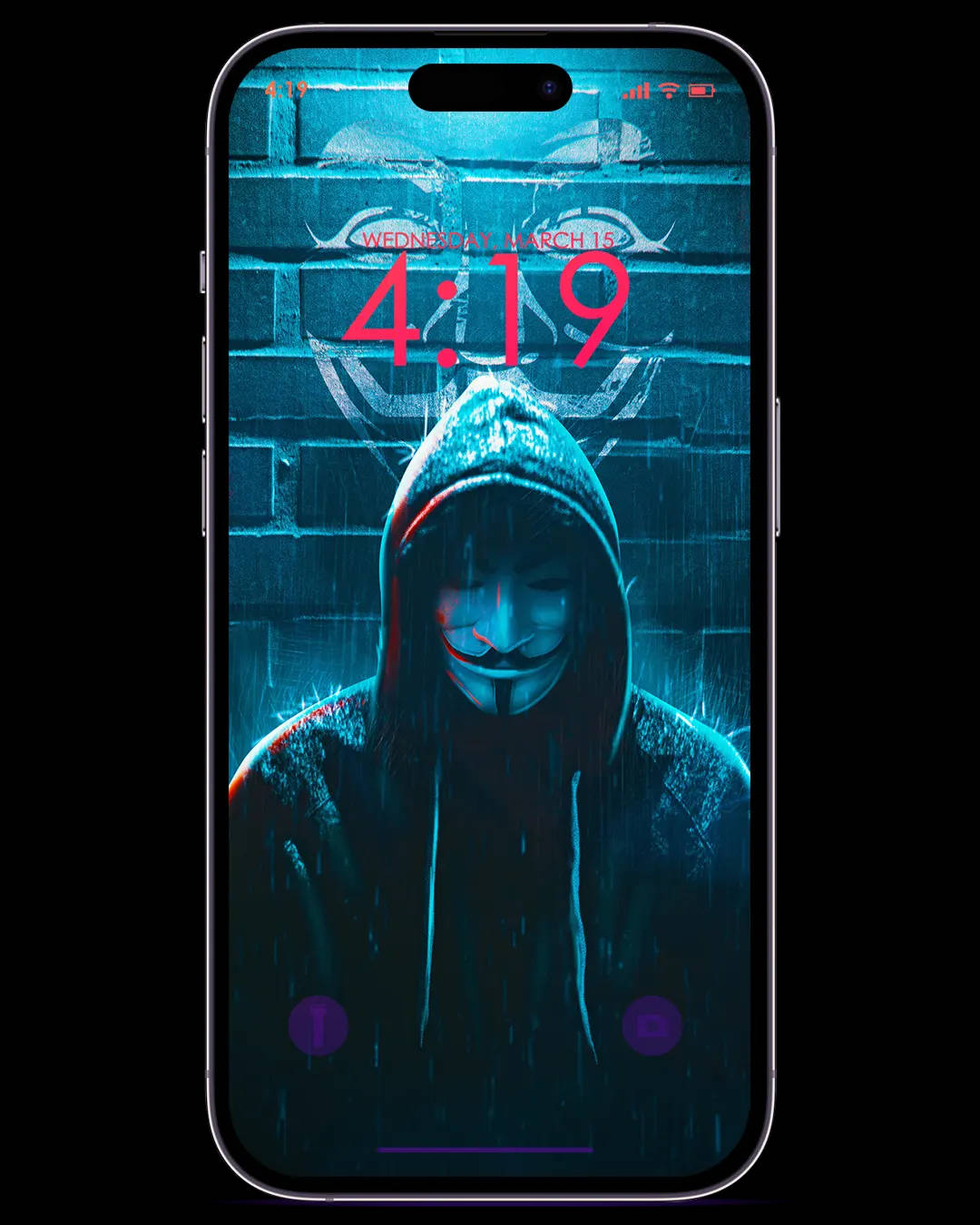 一個戴面具的人物在雨中，在霓虹燈下，顯示在電話屏幕上。