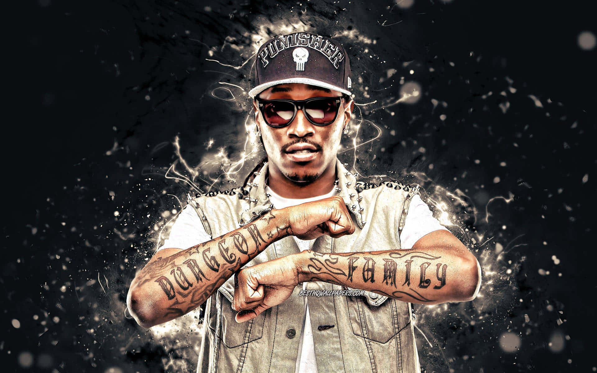 Rappers 桌布 壁紙 — 一個戴著Punisher帽子和太陽眼鏡的男人，在黑色背景前，有爆炸性白色能量效果，展示他有刺青的手臂。