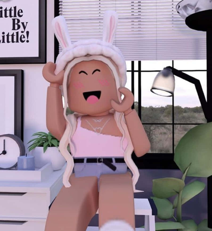 美學 Roblox 女孩 桌布 壁紙 — 一個戴著兔子帽的開心Roblox頭像，在一個明亮、充滿植物的房間裡，望著窗景，開心地笑著。