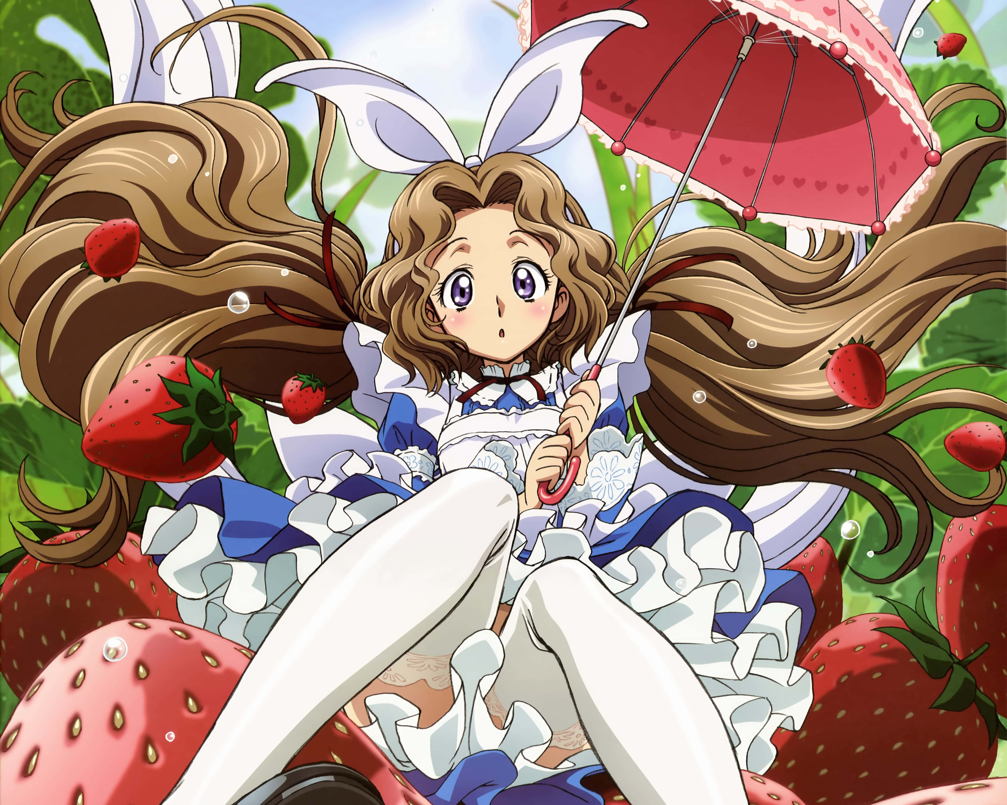 Nunnally Lamperouge 桌布 壁紙 — 一個戴著兔耳、頭髮飄逸的開朗動畫女孩坐在巨型草莓上，手持紅色雨傘。