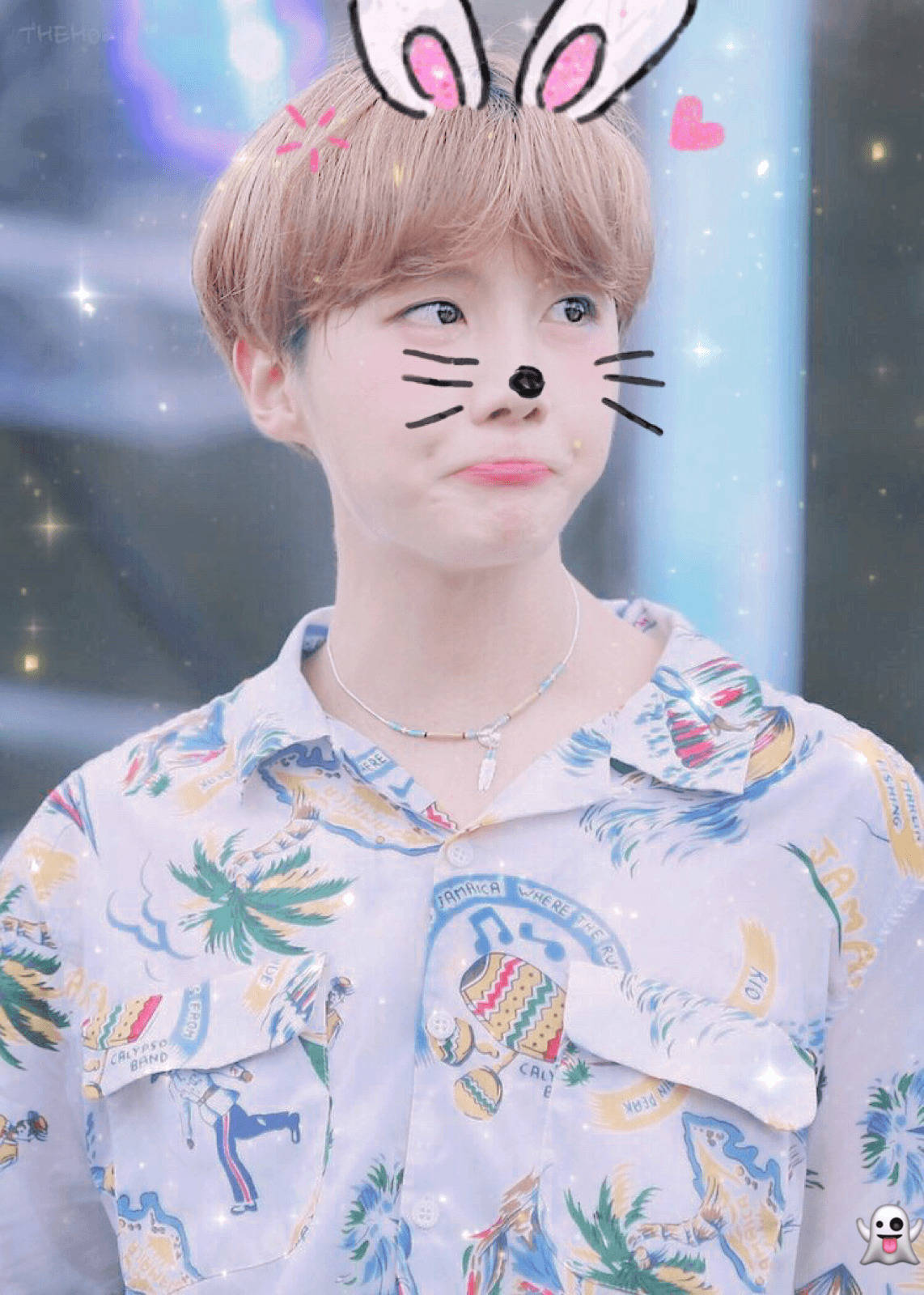 jhope 桌布 壁紙 — 一個戴著兔耳和鬍鬚的年輕人，在閃爍的宇宙背景下頑皮地微笑。