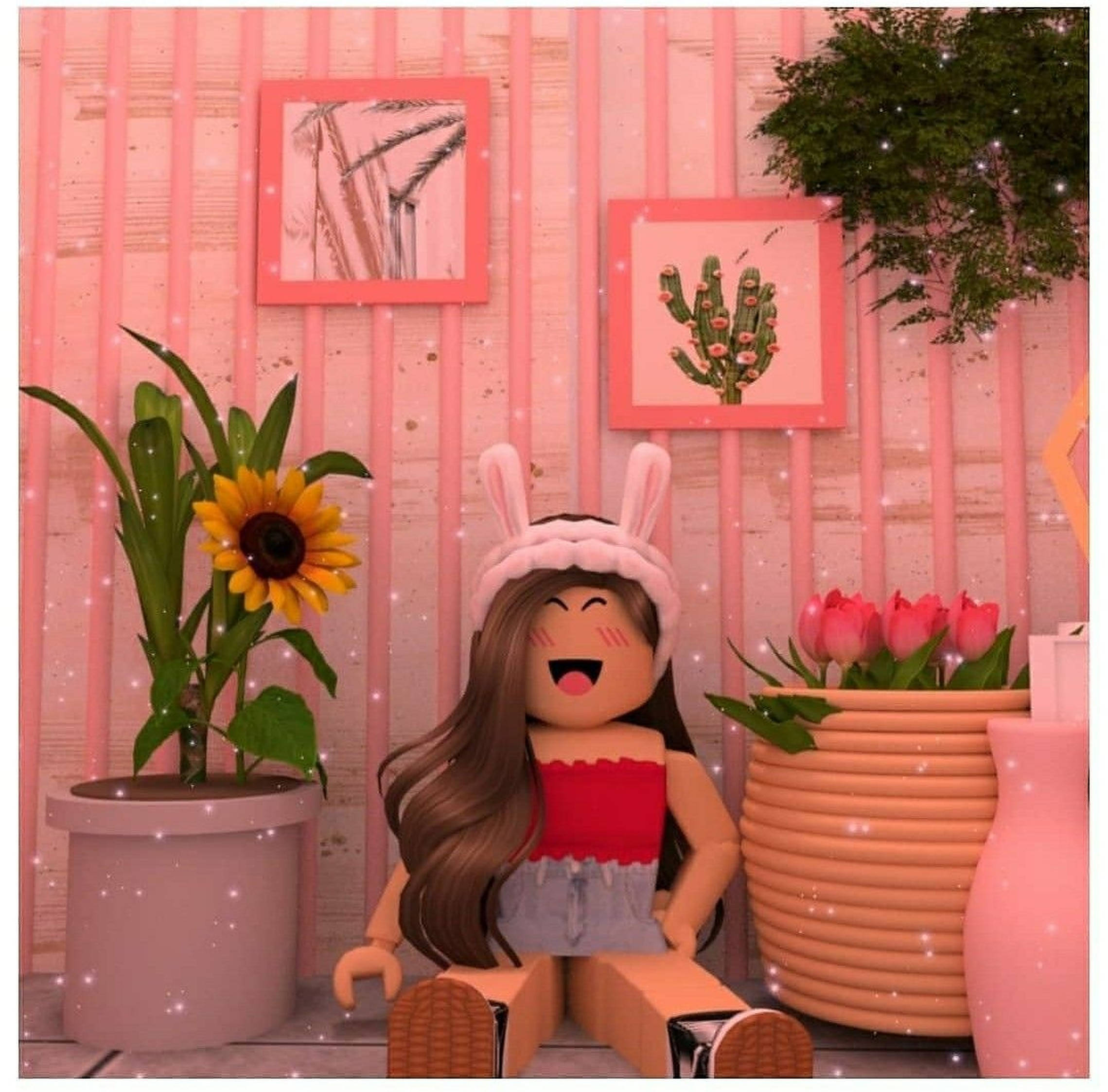 Roblox 女孩 桌布 壁紙 — 一個戴著兔耳的開心Roblox頭像，坐在粉紅色房間，周圍有向日葵、鬱金香和仙人掌藝術。