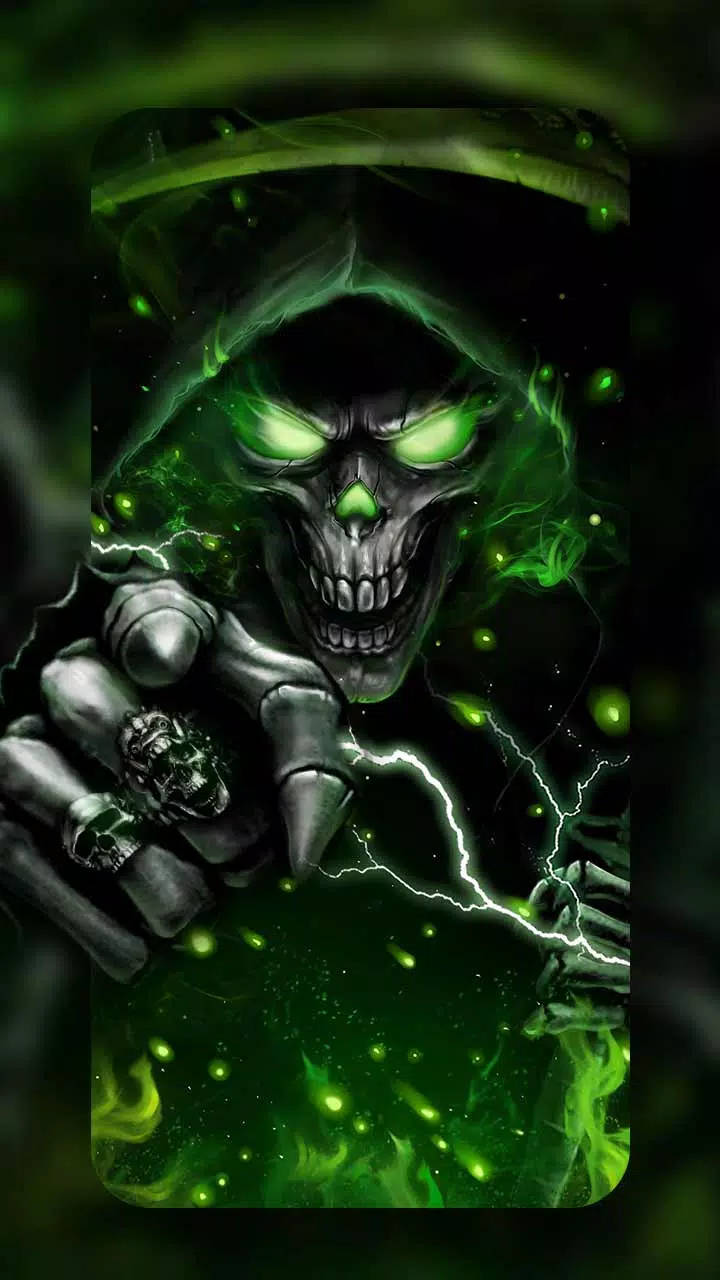 Green Fire Skull 桌布 壁紙 — 一個戴著兜帽、令人畏懼的死亡使者，擁有發光的綠色眼睛，閃電在其骷髏般的手周圍劈啪作響。