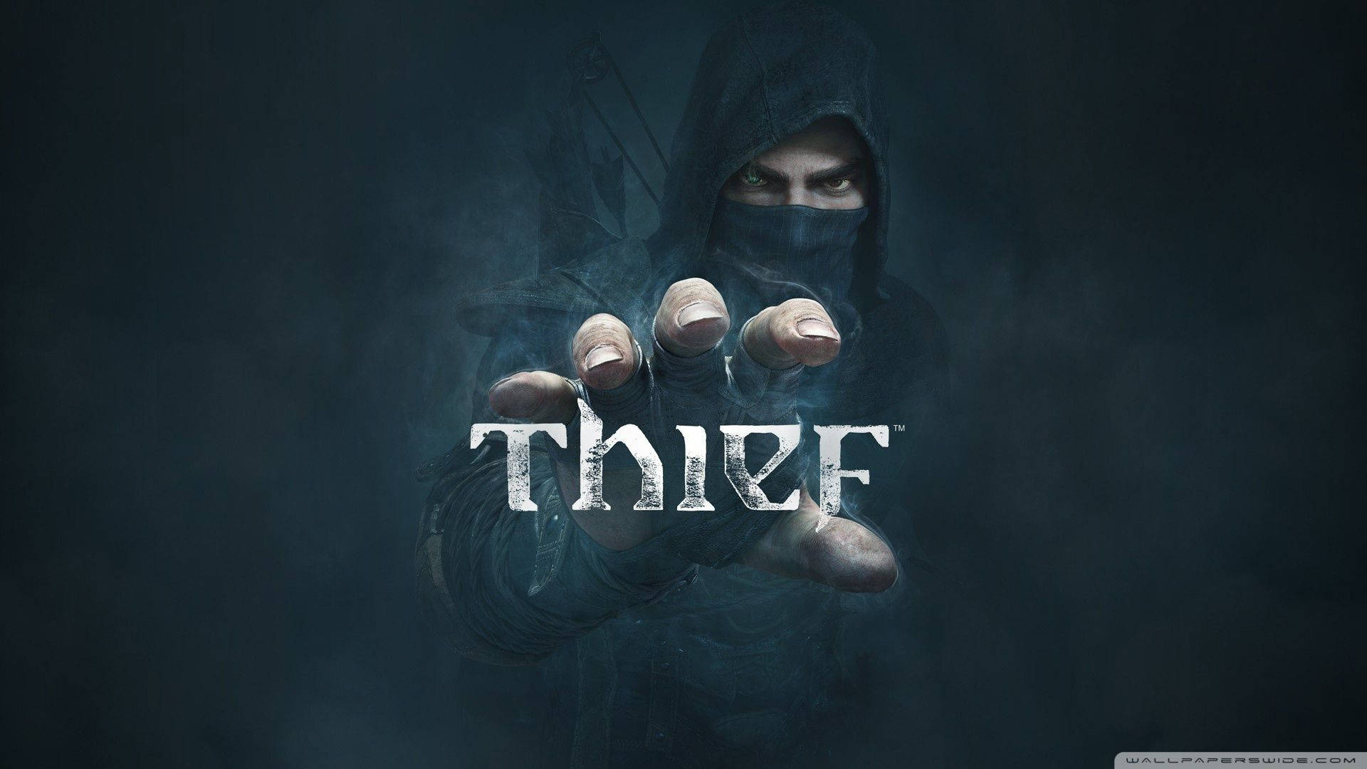 Thief 桌布 壁紙 — 一個戴著兜帽、戴著手套的小偷，在黑暗迷霧的背景中，以粗糙字體顯示遊戲標題「Thief」，向觀眾伸出手。