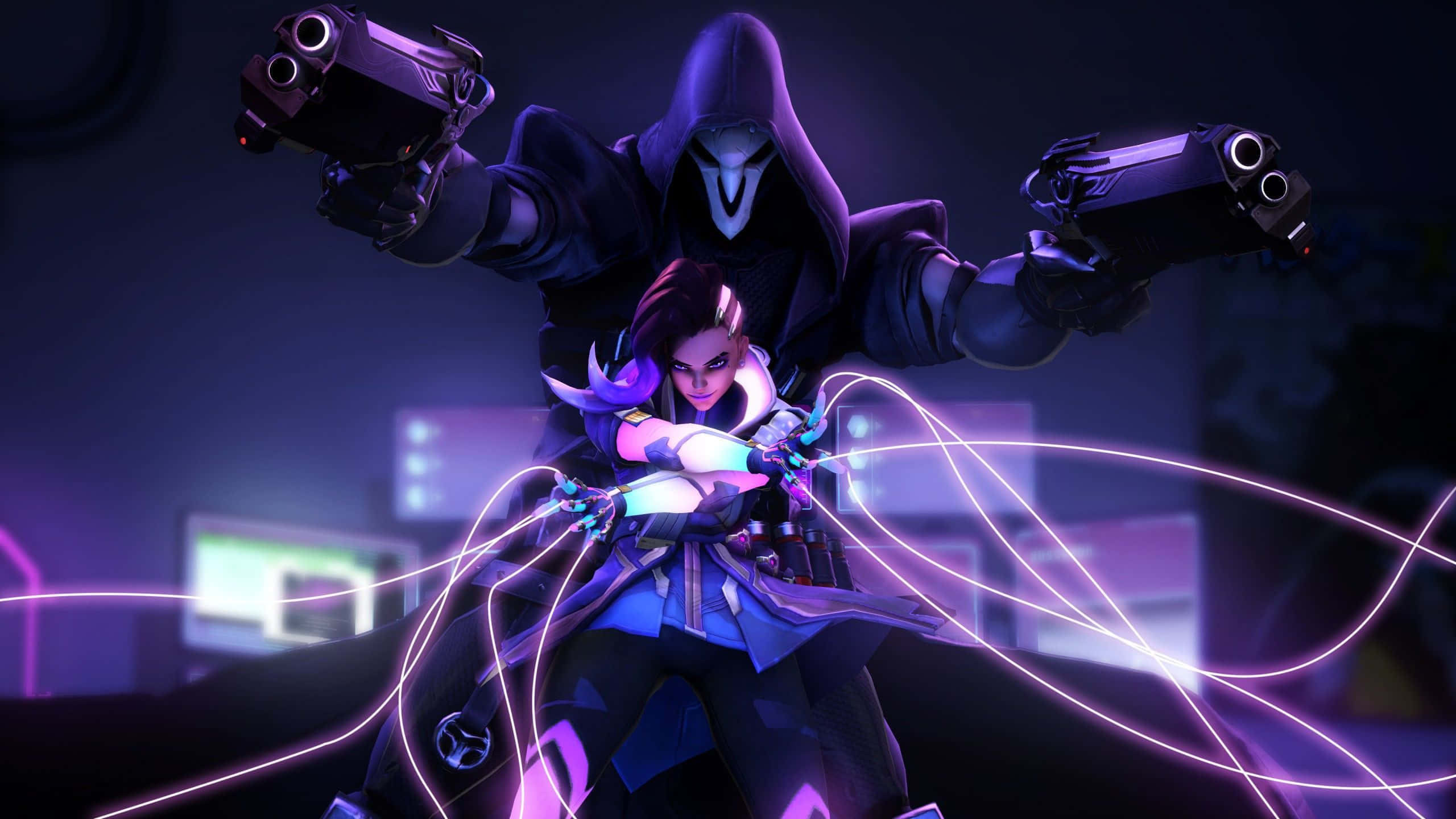 Aesthetic Overwatch 桌布 壁紙 — 一個戴著兜帽、手持發光紫色槍械的身影，聳立在一個在霓虹燈光下的賽博朋克小巷中引導電能的女子之上。