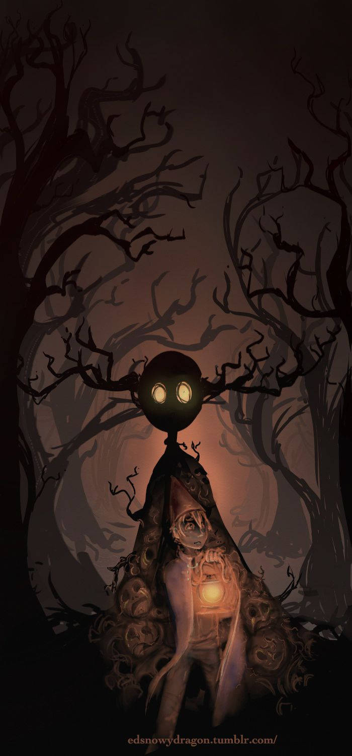 over the garden wall 桌布 壁紙 — 一個戴著兜帽、眼睛發光、帶有鹿角狀樹枝的人物，夜晚站在陰暗詭異的森林中。