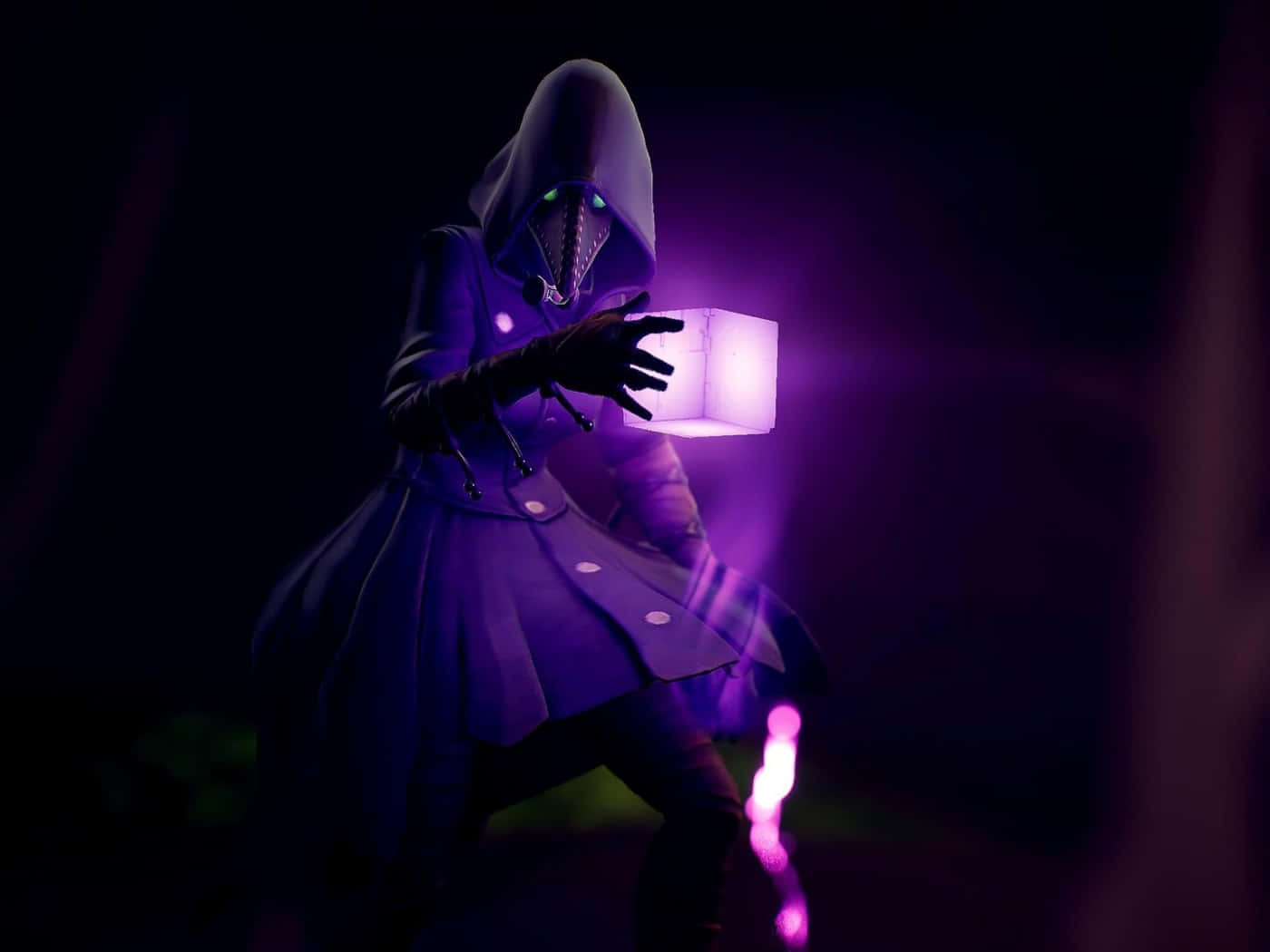 Fortnite Cool 桌布 壁紙 — 一個戴著兜帽、眼睛發光的人物在黑暗環境中手持一個脈動的紫色立方體。