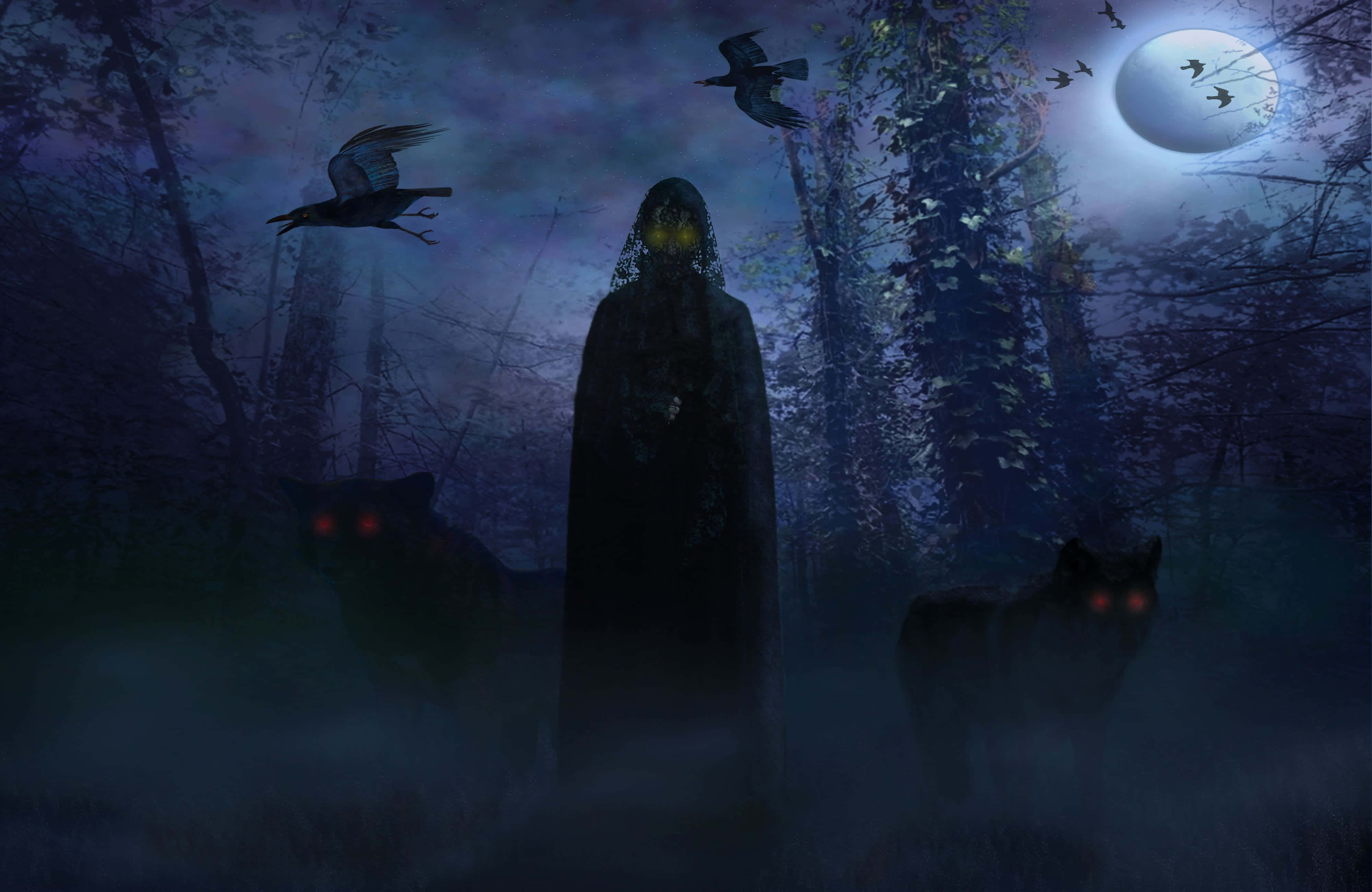 Dark Spirit 桌布 壁紙 — 一個戴著兜帽、眼睛發光的身影站在霧氣瀰漫、月光照耀的森林中，兩側是兩隻眼睛發光的狼和盤旋的烏鴉。