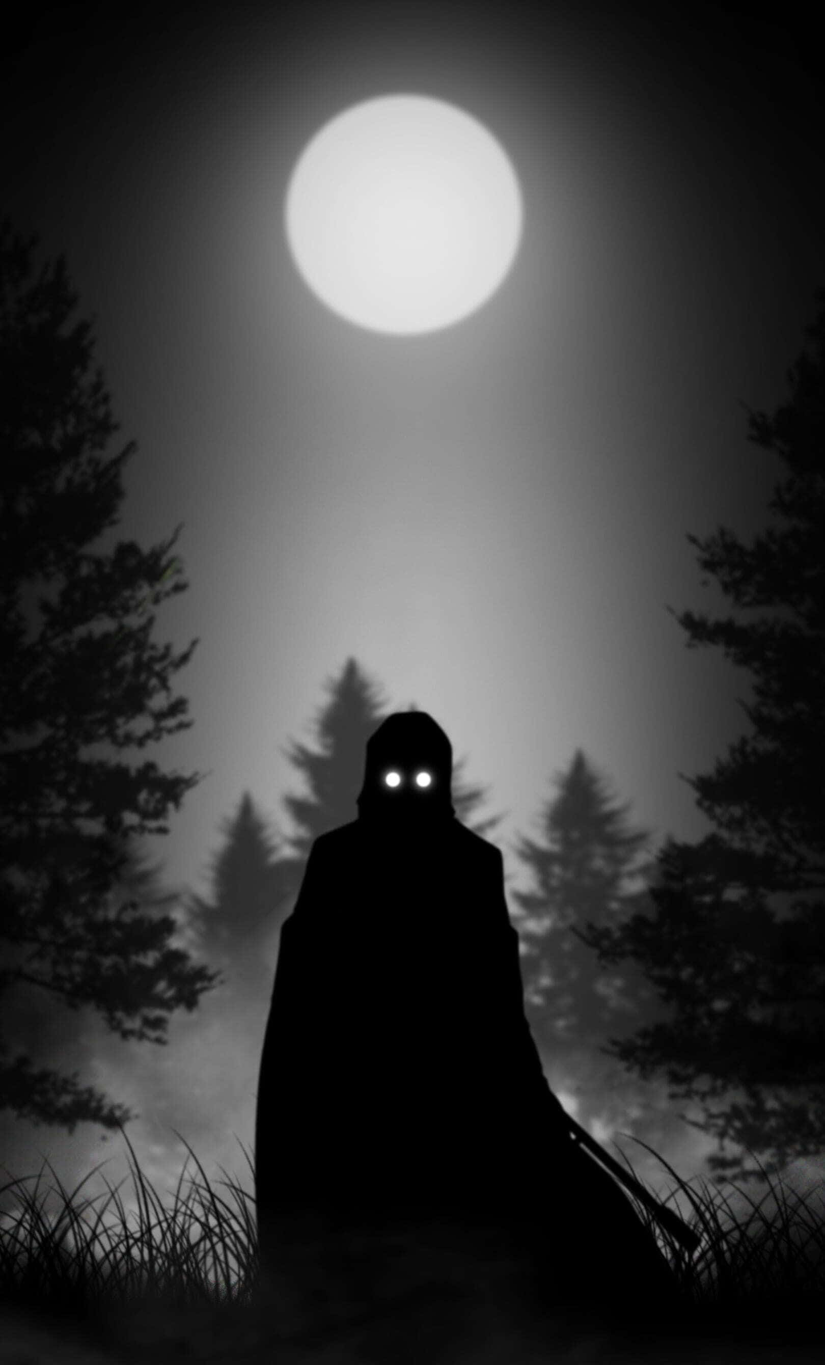 Dark Fear 桌布 壁紙 — 一個戴著兜帽、眼睛發光的身影站在迷霧森林中，滿月投下詭異的陰影。