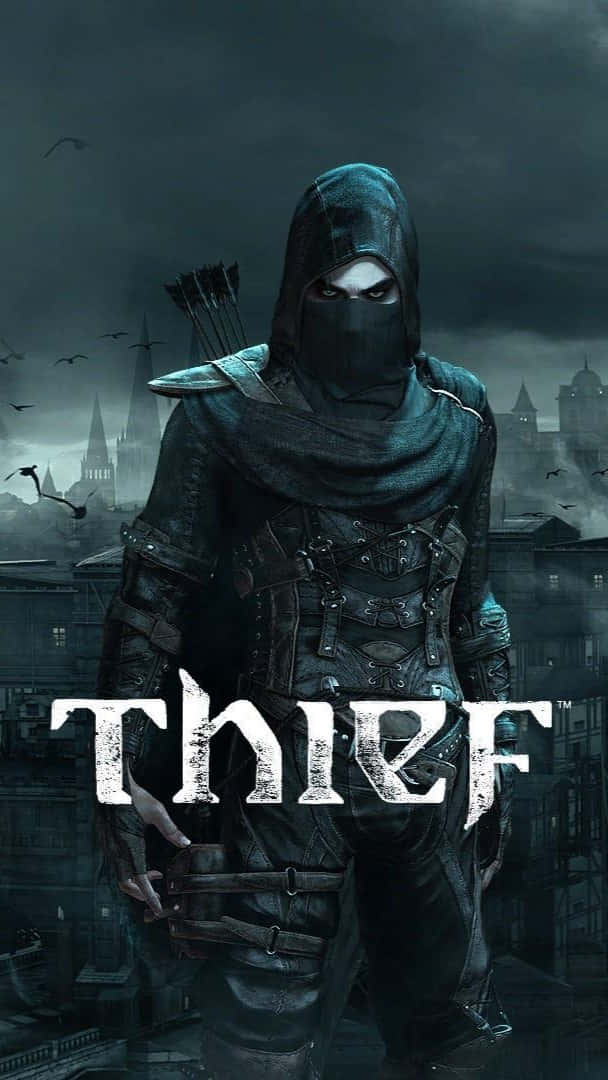 Android Thief 桌布 壁紙 — 一個戴著兜帽、身穿暗色鎧甲的小偷，站在陰鬱的城市景觀前，鳥兒在暴風雨的天空下飛翔。
