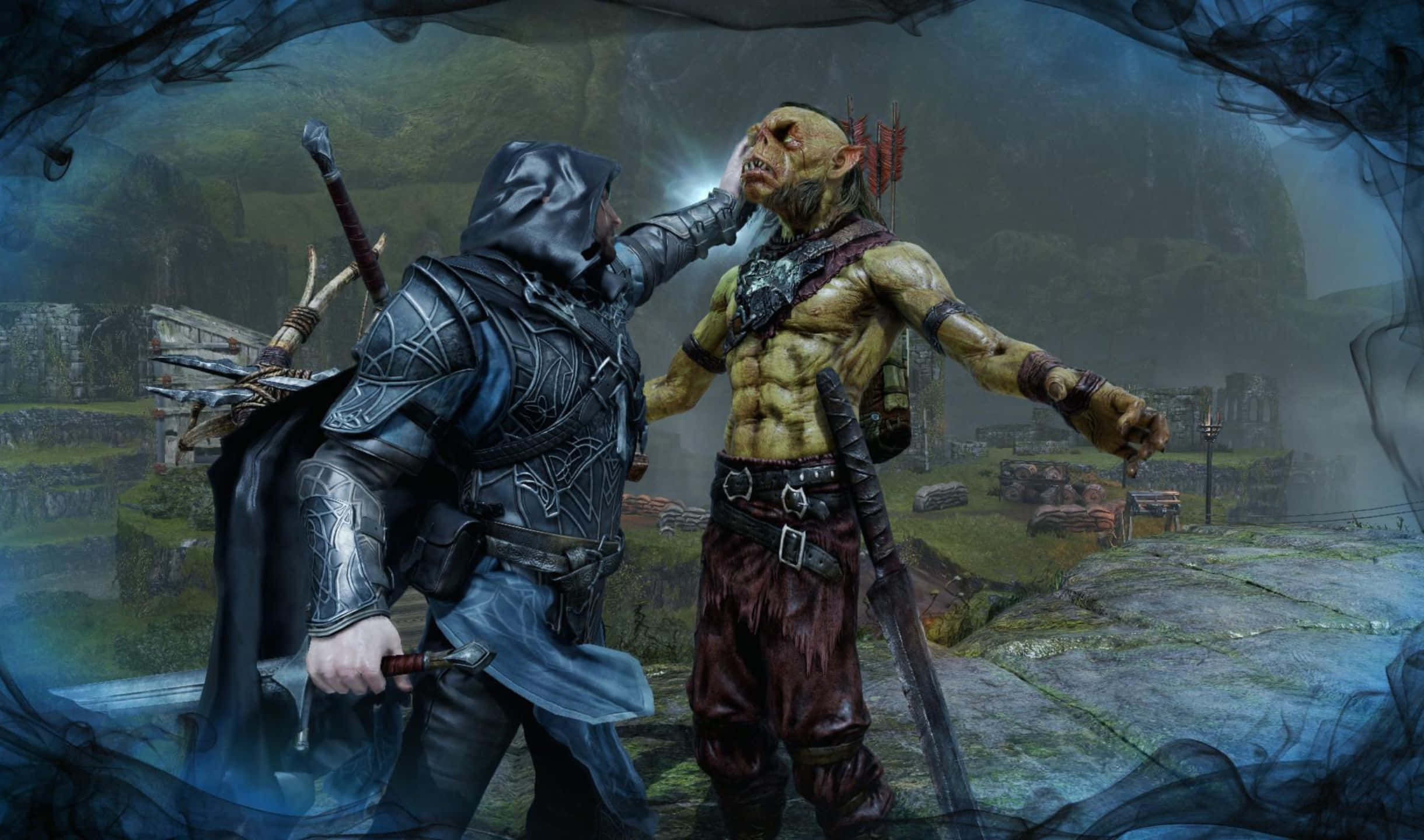2440x1440 Shadow Of Mordor 桌布 壁紙 — 一個戴著兜帽、身穿暗色鎧甲的戰士，在迷霧廢墟中用發光的劍擊打一個肌肉發達的獸人。