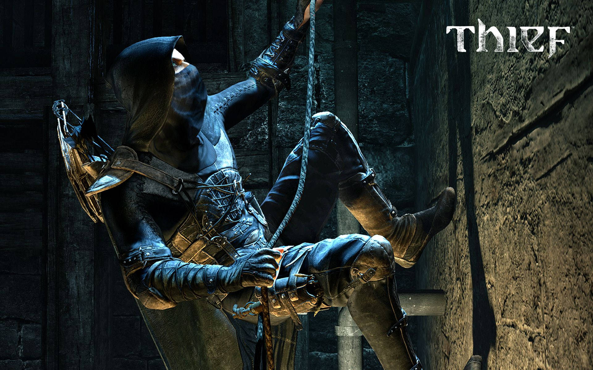 Thief 桌布 壁紙 — 一個戴著兜帽、身穿皮甲的盜賊，在一條燈光昏暗的中世紀小巷中用繩索攀爬石牆。