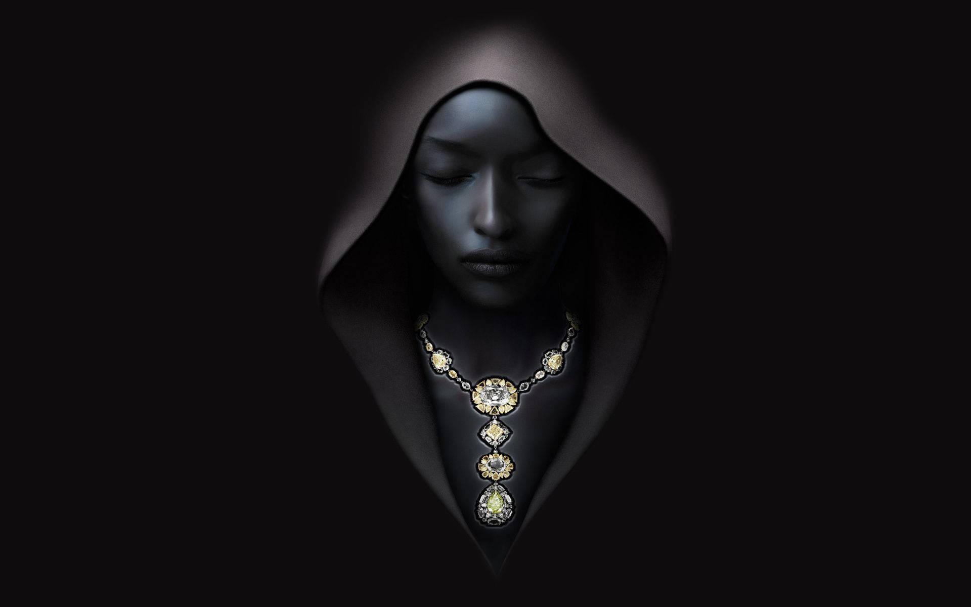 黑人女性 桌布 壁紙 — 一個戴著兜帽、閉著眼睛的人物，在純黑色背景前戴著一條華麗的金色項鍊。