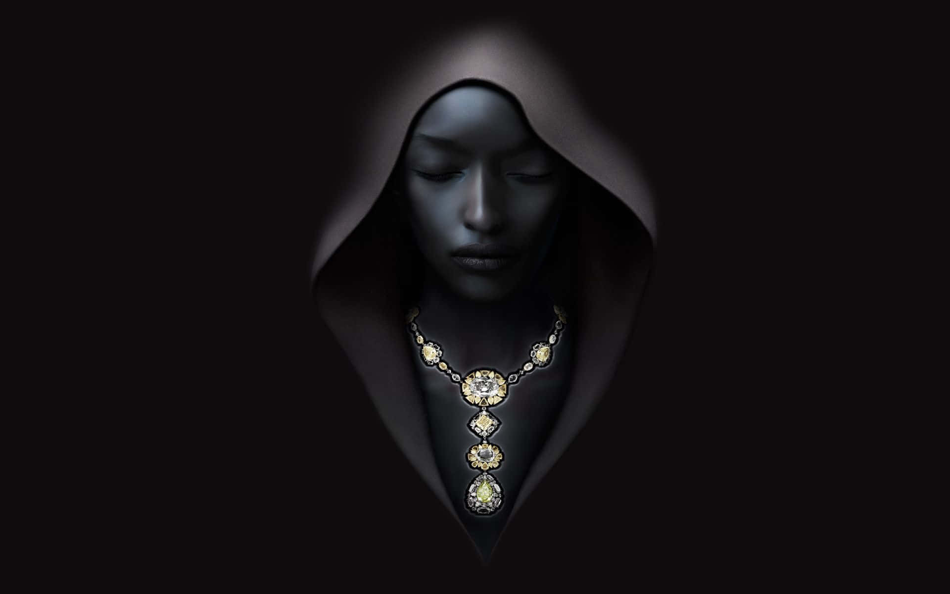 Woman 桌布 壁紙 — 一個戴著兜帽、閉著眼睛的人物，在深色背景前戴著一條華麗的金項鍊。