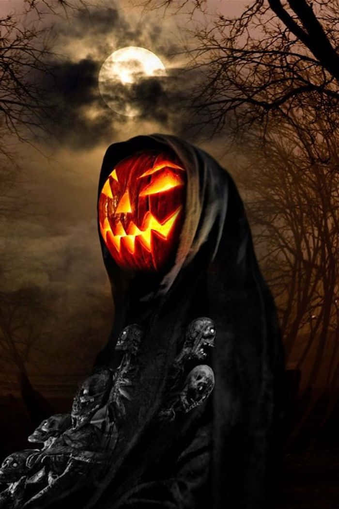 pumpkins 桌布 壁紙 — 一個戴著兜帽、頭部是發光南瓜燈的人物，站在光禿禿的樹木間，滿月投下詭異的橙色光芒。