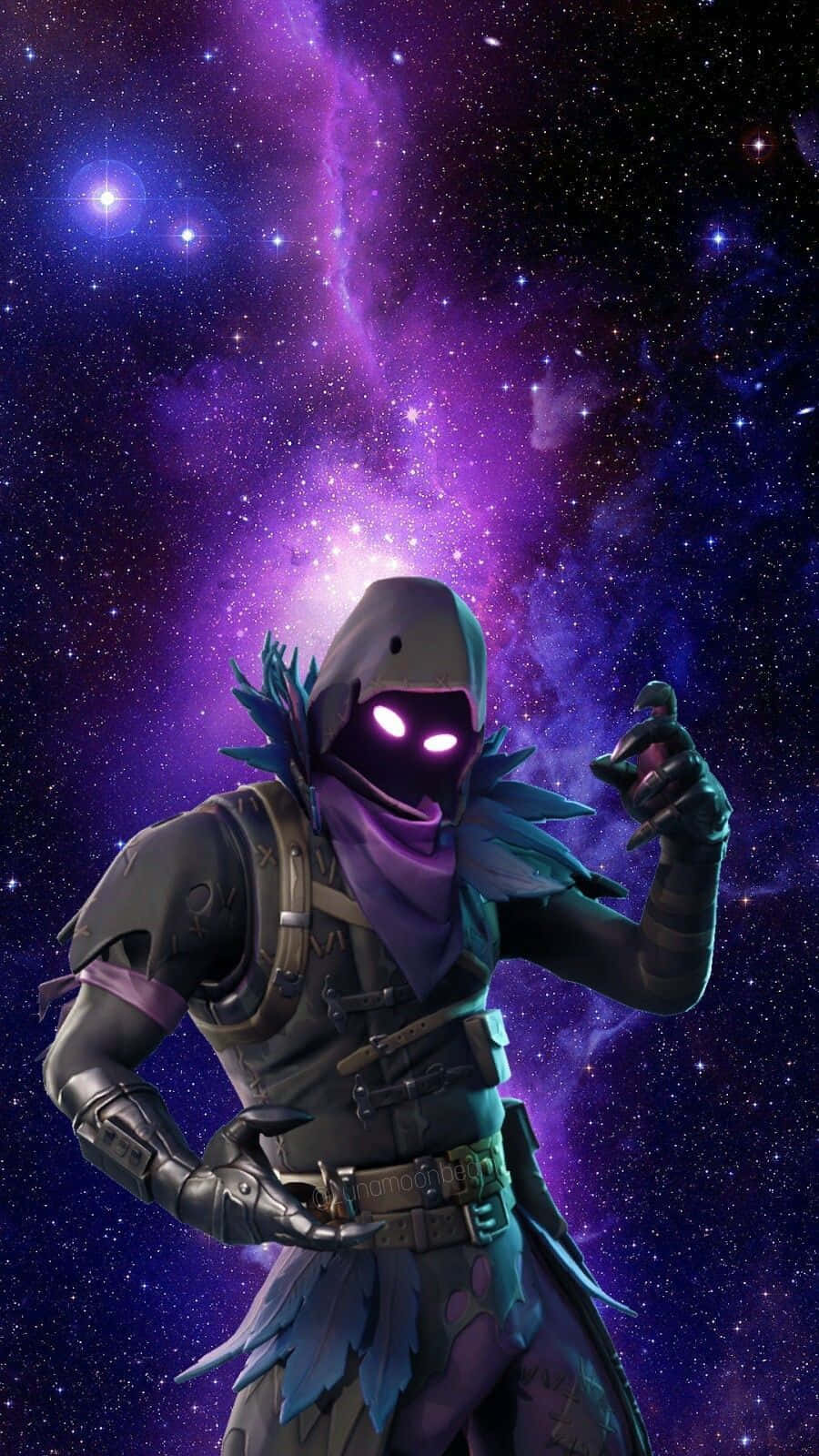 桌布 壁紙 — 一個戴著兜帽的Fortnite角色，擁有發光的紫色眼睛，站在充滿星星的鮮豔紫色星雲前。