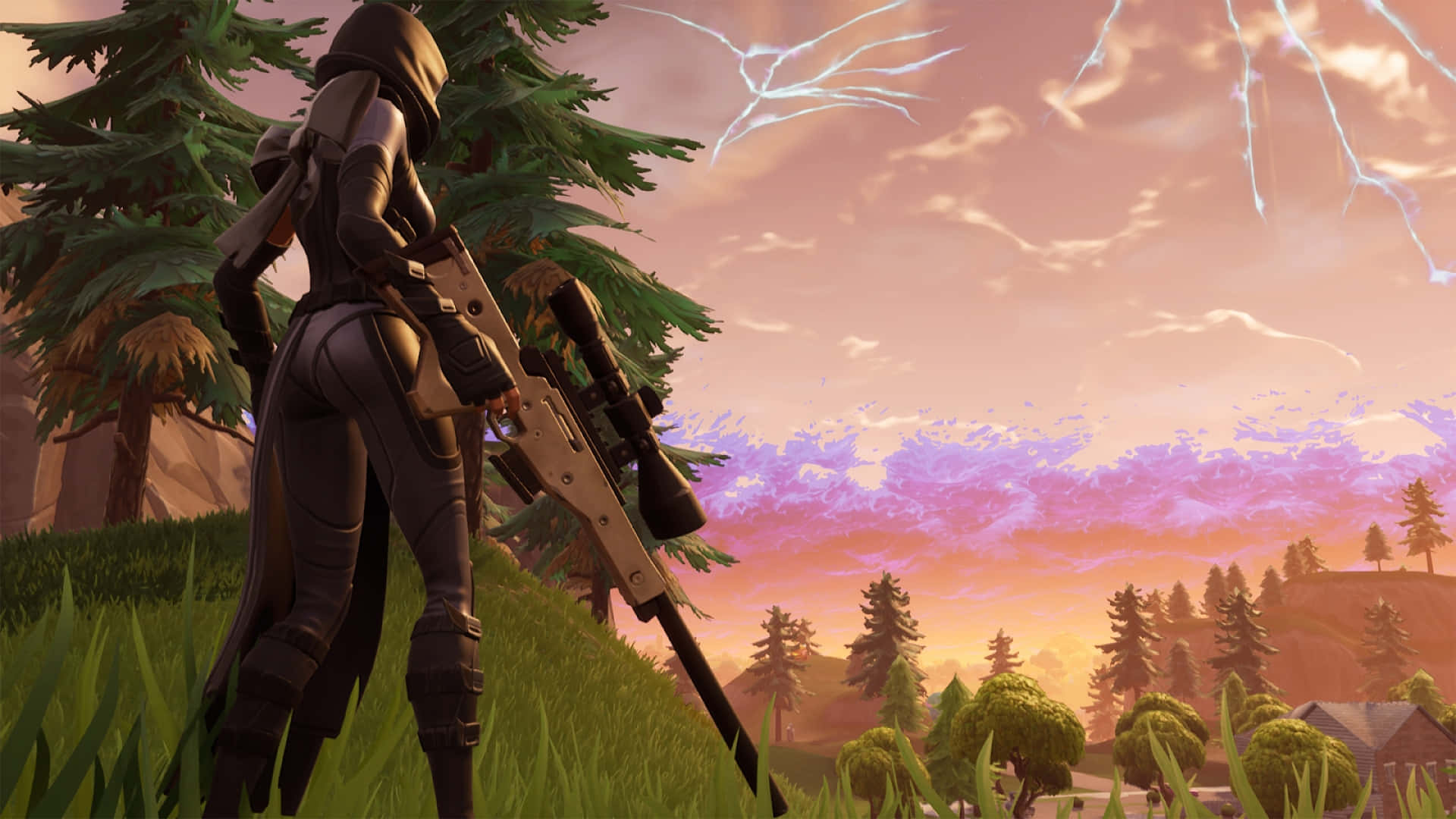 Fortnite 桌布 壁紙 — 一個戴著兜帽的Fortnite角色站在長滿草的山丘上，手持狙擊步槍，閃電劃破充滿活力的粉紅色和紫色日落天空。