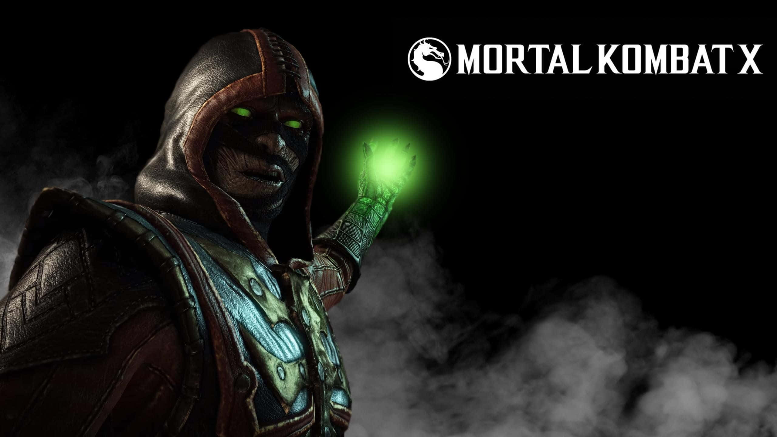 Mortal Kombat Ermac 桌布 壁紙 — 一個戴著兜帽的Mortal Kombat X角色，擁有發光的綠色眼睛和手，在煙霧瀰漫的黑暗背景前投射出一個明亮的綠色能量球。