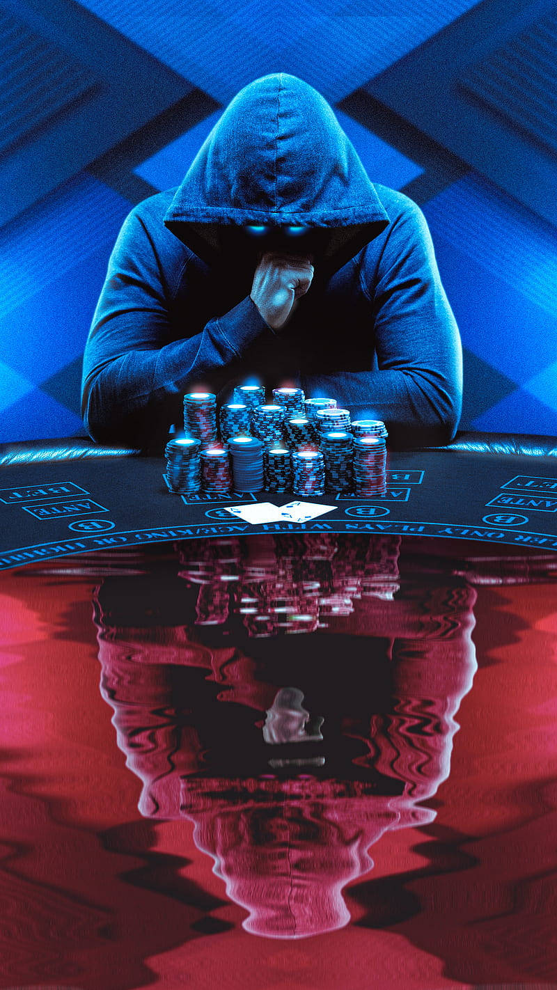 Baccarat 桌布 壁紙 — 一個戴著兜帽的人坐在撲克牌桌前，桌上堆滿籌碼，在戲劇性的藍色和紅色燈光下。