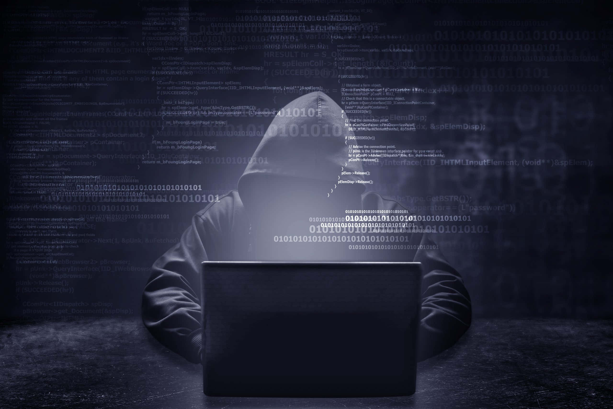 Dark Web 桌布 壁紙 — 一個戴著兜帽的人坐在陰暗的黑暗中，在筆記型電腦上打字，周圍環繞著漂浮的數位代碼和發光的二進制數字。