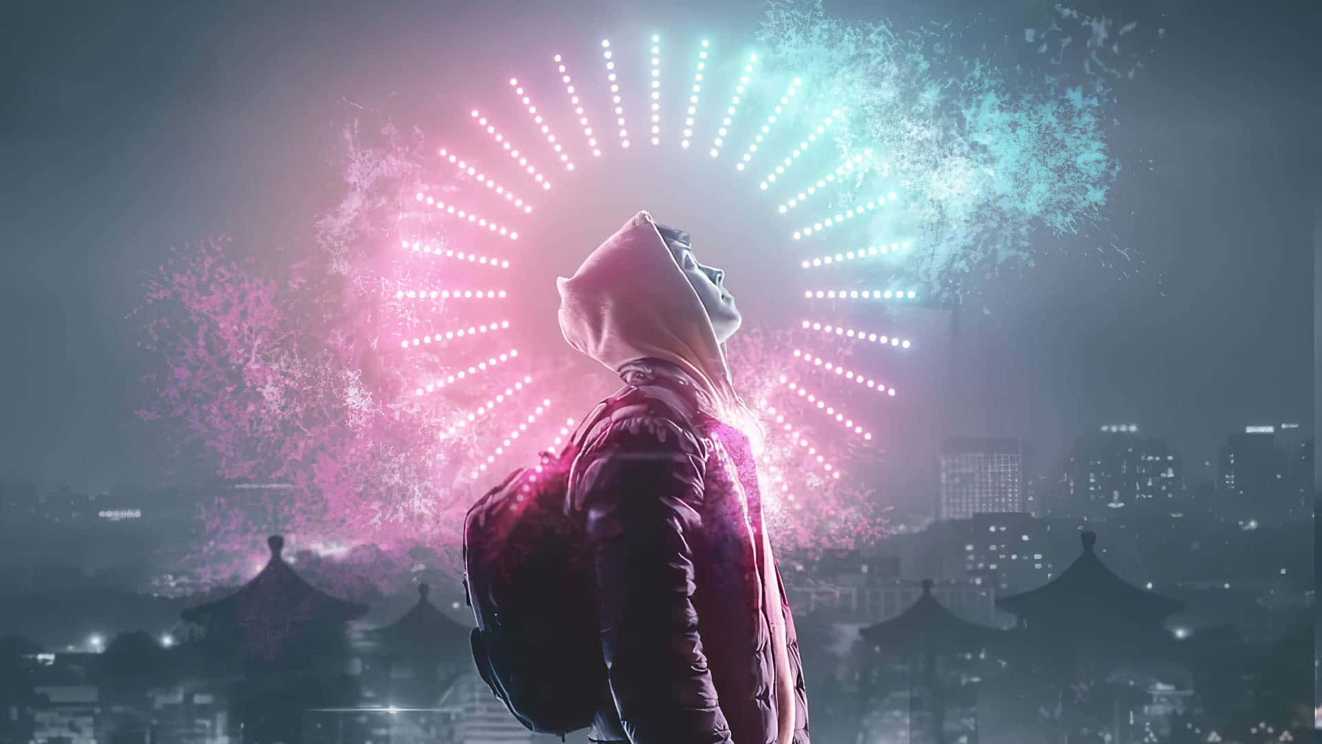 Dope Ps4 桌布 壁紙 — 一個戴著兜帽的人抬頭仰望夜空中在城市天際線上綻放的粉紅與青色煙火。