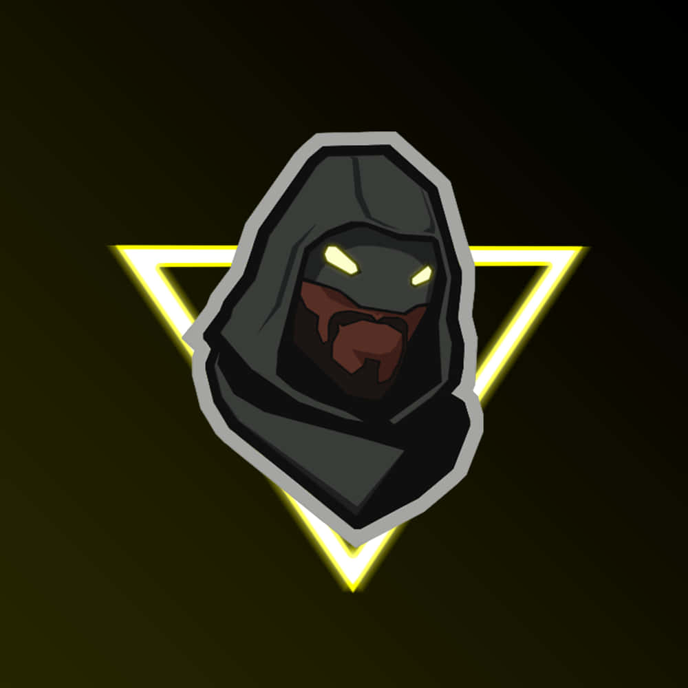 Fornite 桌布 壁紙 — 一個戴著兜帽的人物，有著發光的黃色眼睛和紅色嘴巴，站在一個明亮的黃色三角形內，背景為深色。